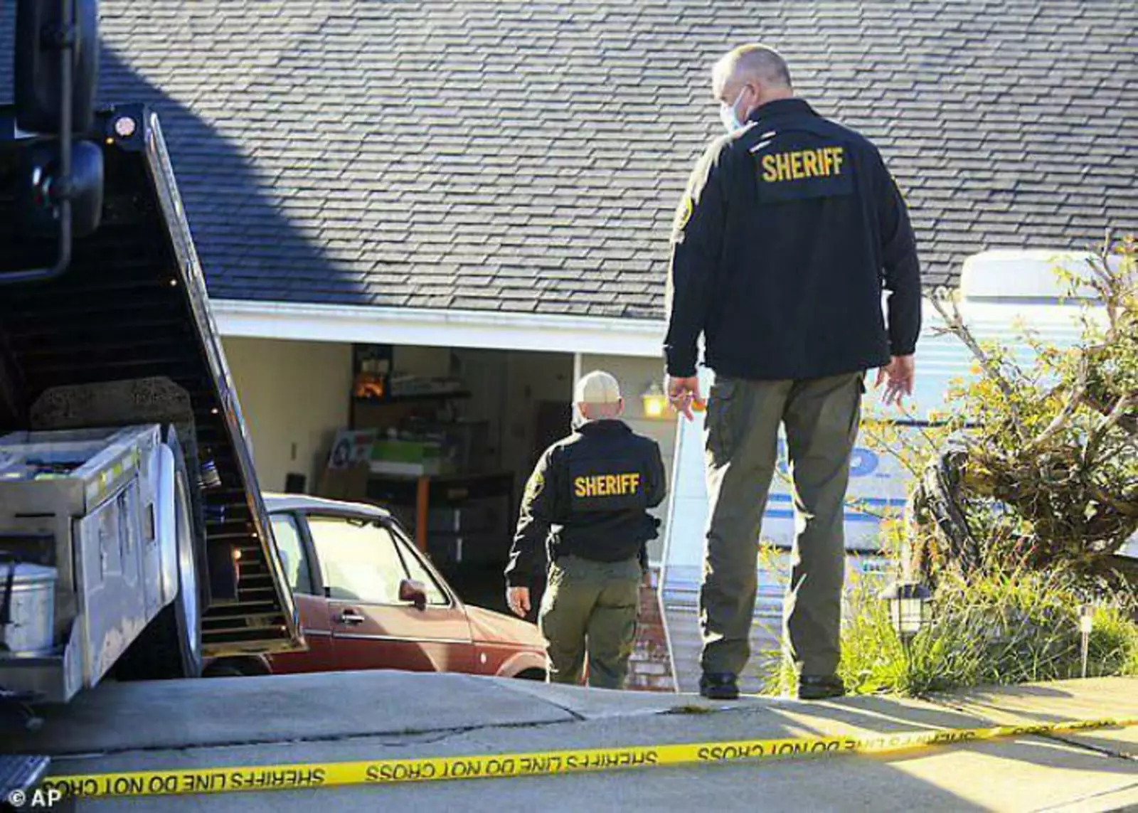 Шериф привел ребенка на работу. Шериф привел ребенка на работу.