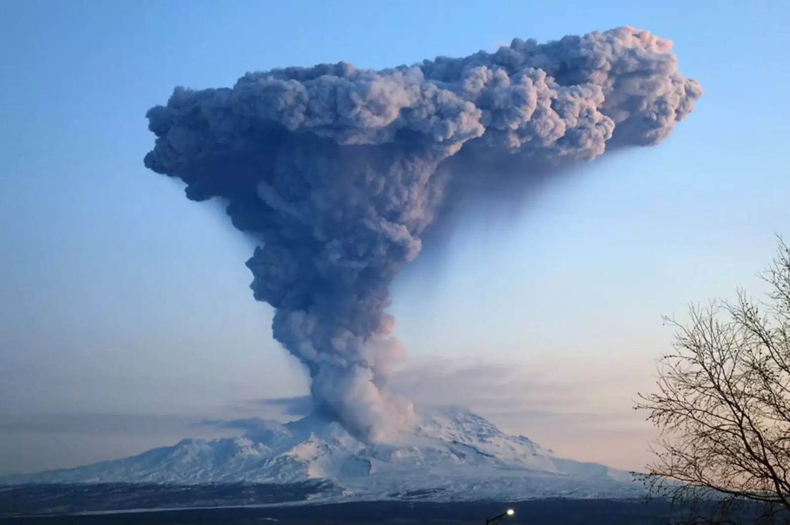Извержение вулканов и сильные землетрясения происходят. Вулкан Шивелуч на Камчатке. Извержение вулкана Шивелуч. Извержение Шивелуча на Камчатке. Вулкан Шивелуч 1964.