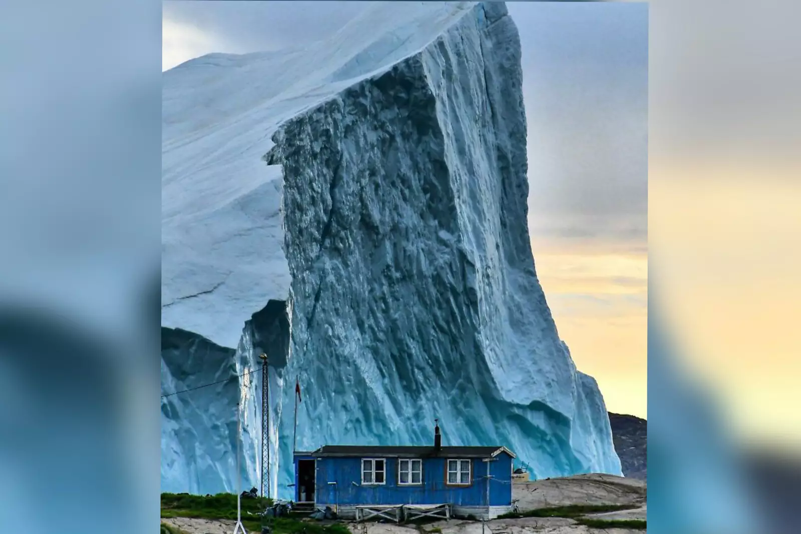 Всего лишь айсберг, проплывающий мимо домика в Исландии. Всего лишь айсберг, проплывающий мимо домика в Исландии.