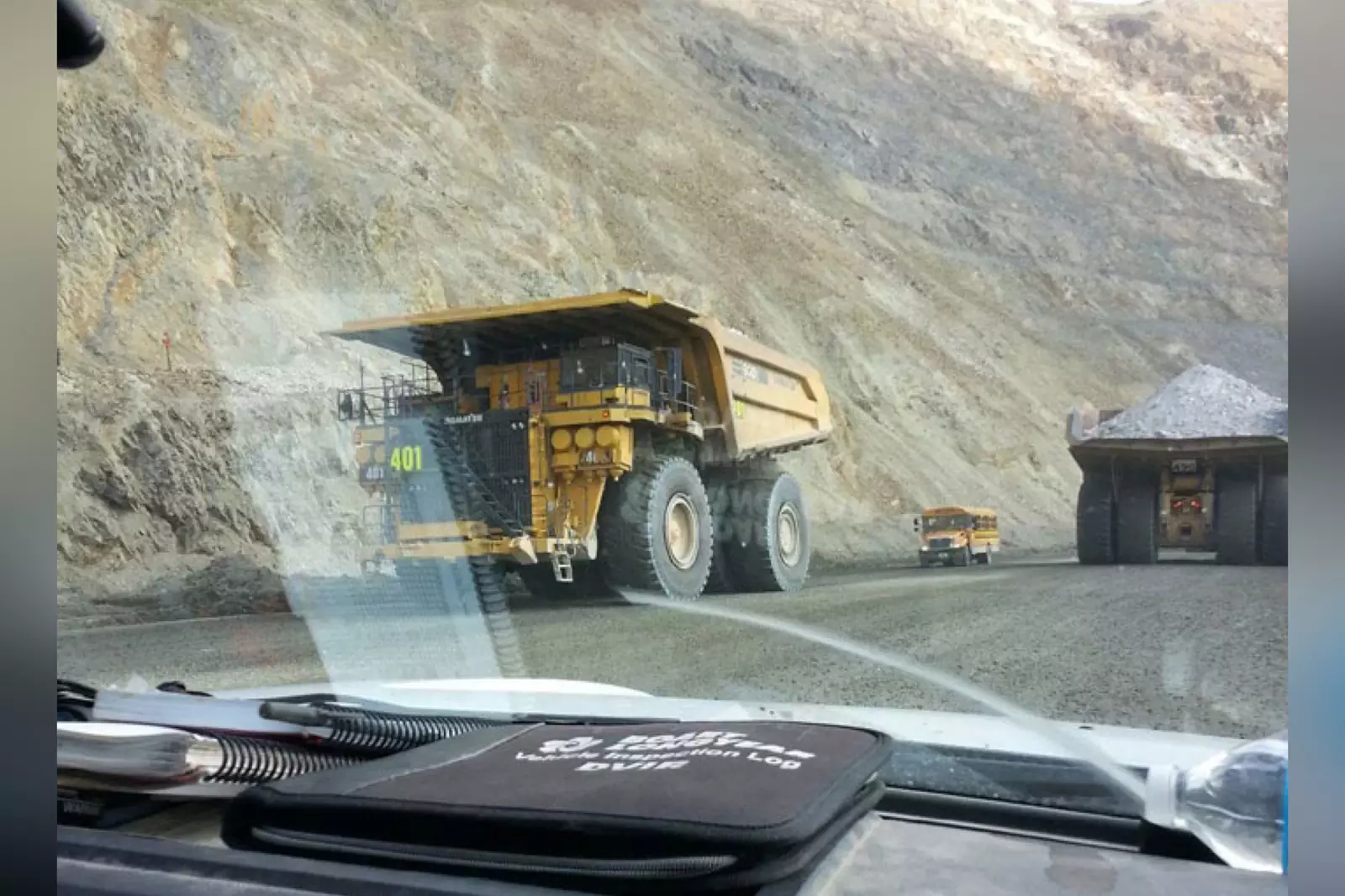 А мне всегда казалось, что школьные автобусы в Америке достаточно большие. Видимо, недостаточно. А мне всегда казалось, что школьные автобусы в Америке достаточно большие. Видимо, недостаточно.