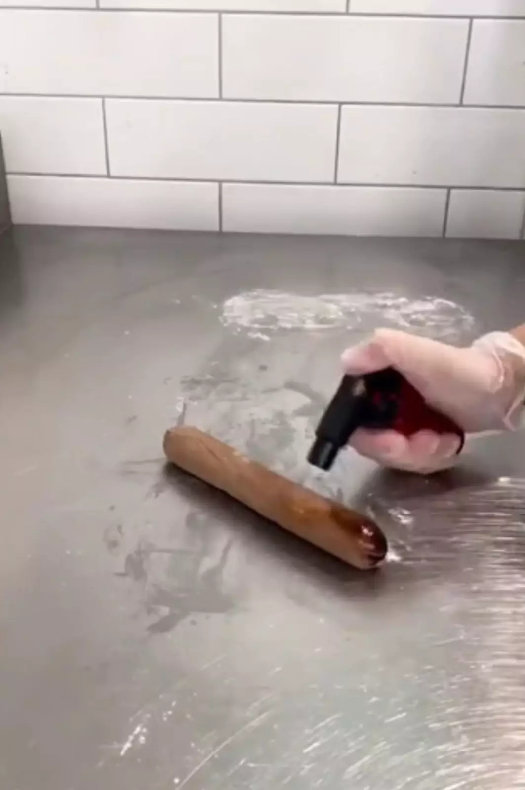 Для реалистичности «сосиска» была слегка «обжарена» с помощью небольшой горелки. Для реалистичности «сосиска» была слегка «обжарена» с помощью небольшой горелки.