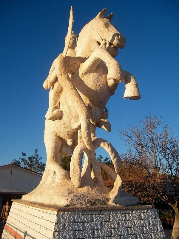 Памятник Балаку в Элязыге. 