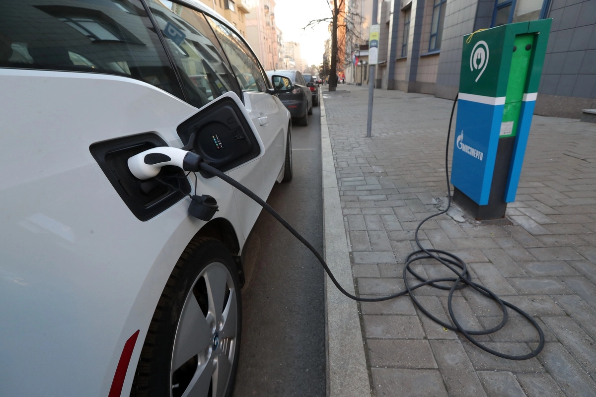 Зарядная станция для электротранспорта в Москве.