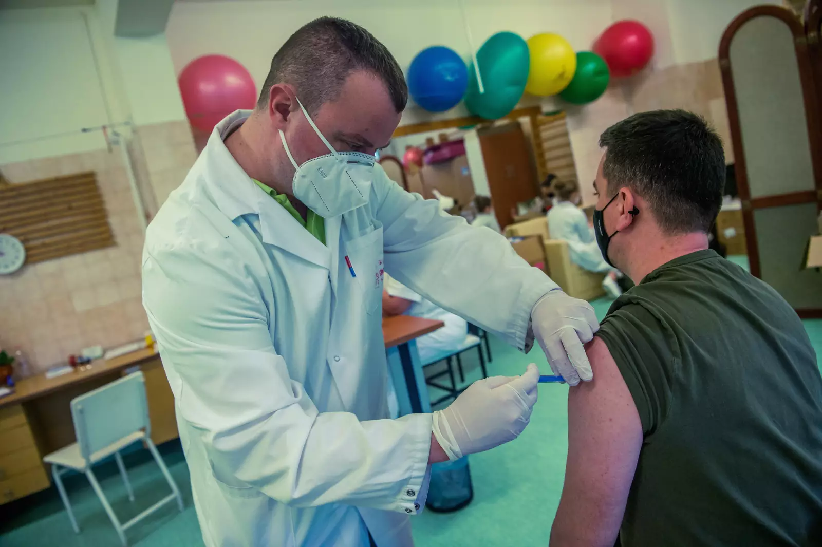 В Венгрии продолжается вакцинация населения от COVID-19 российской вакциной 