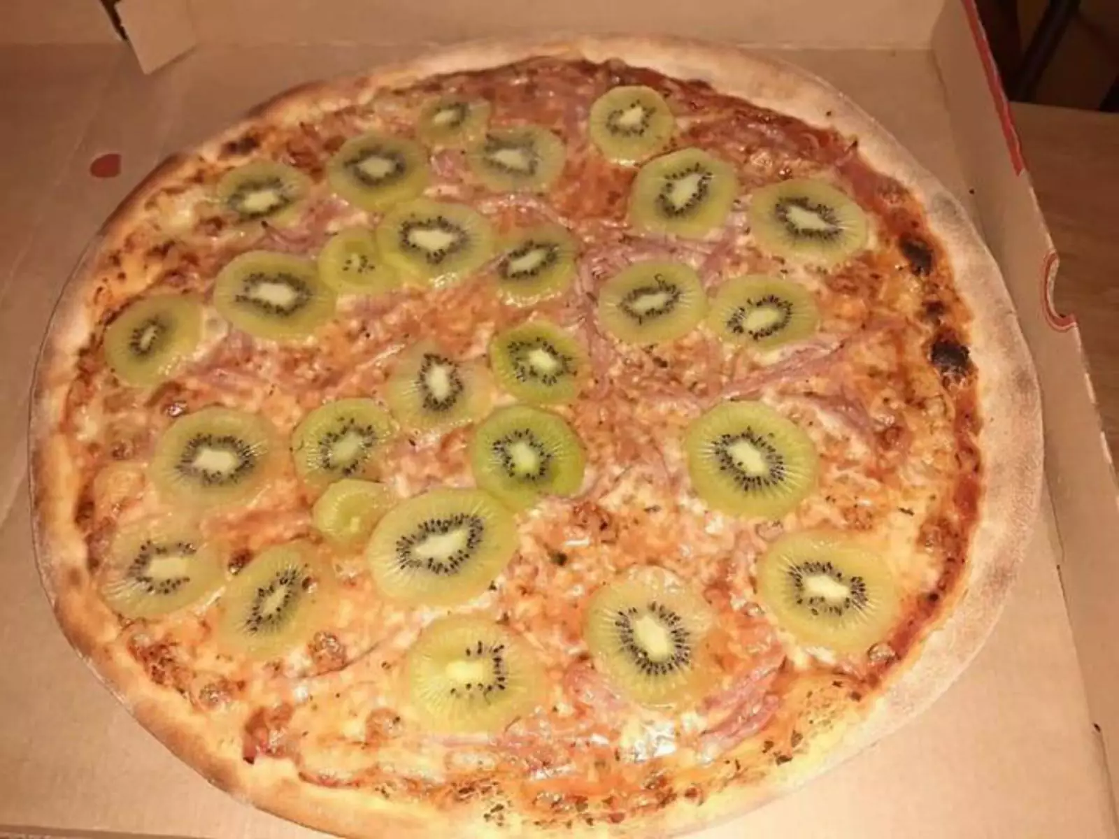 Если вы уже привыкли к пицце с ананасами, то вот вам следующий уровень принятия - датская пицца с киви!