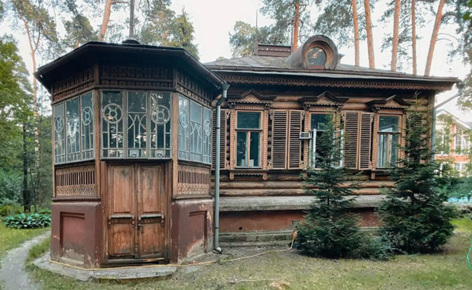 Дом, построенный в 1906 году, в нем по сей день круглогодично живут люди. 