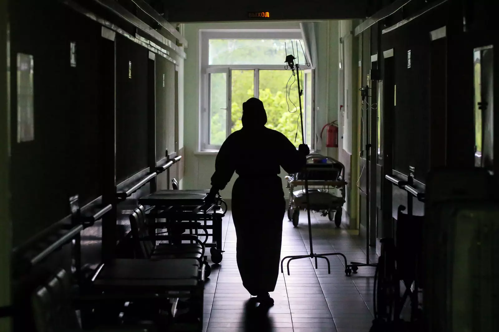 Медсестра с капельницей в коридоре ГКБ №52