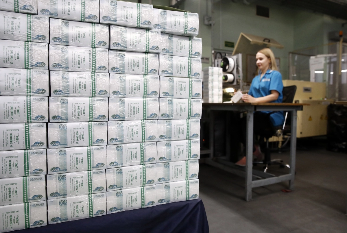 Производство российских банкнот на Московской печатной фабрике АО "Гознак". 