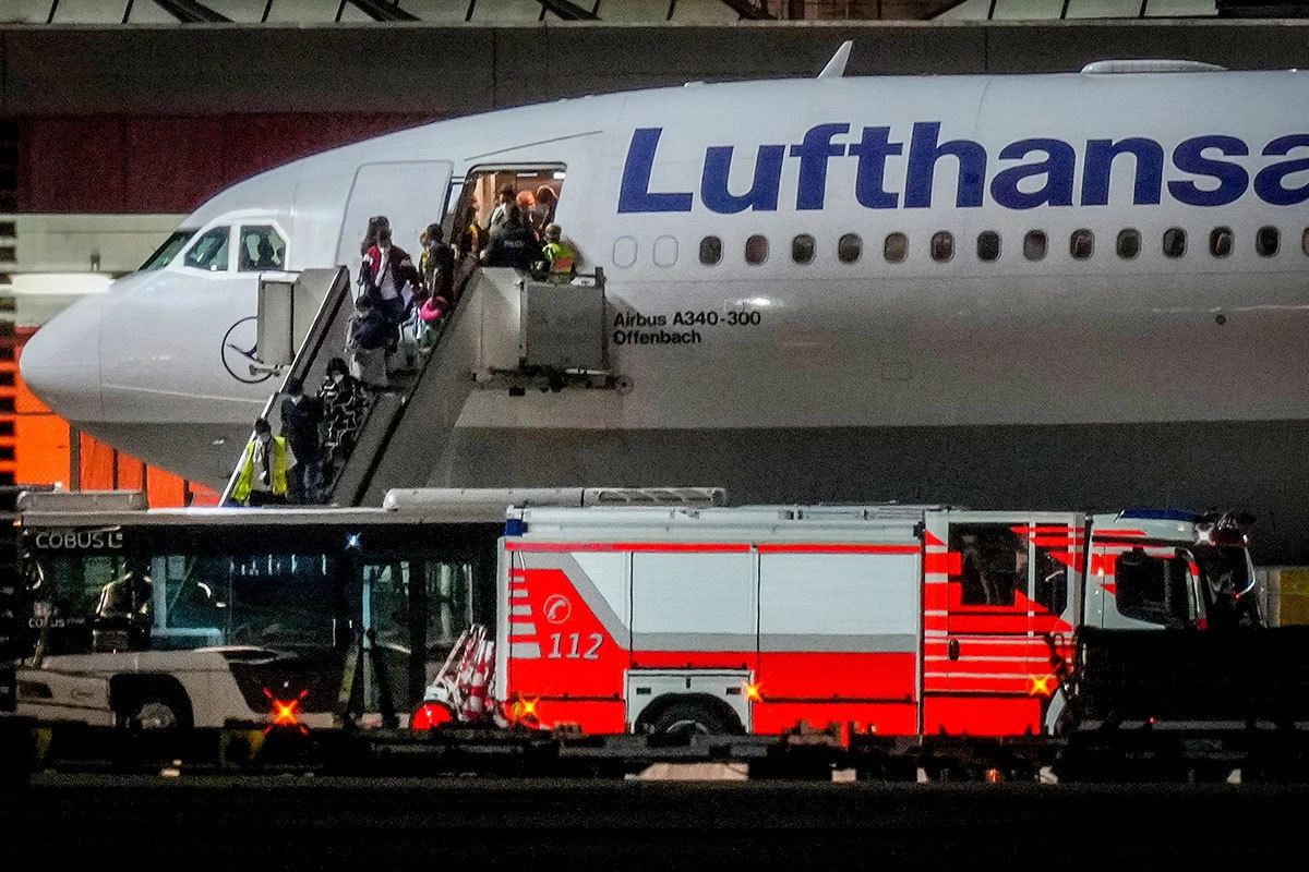 Самолет авиакомпании Lufthansa доставил 130 афганских беженцев из Ташкента во Франкфурт