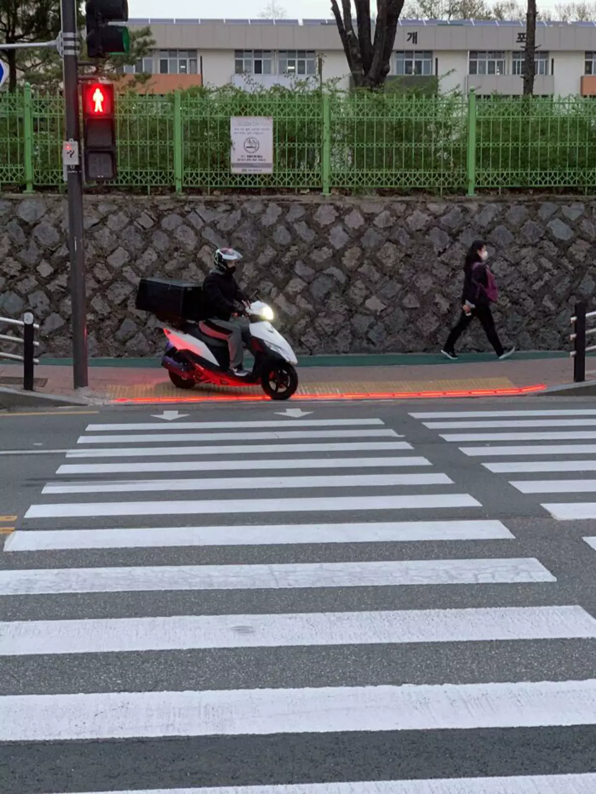 Светофоры с линией на асфальте для людей, которые постоянно смотрят в телефон. Светофоры с линией на асфальте для людей, которые постоянно смотрят в телефон.