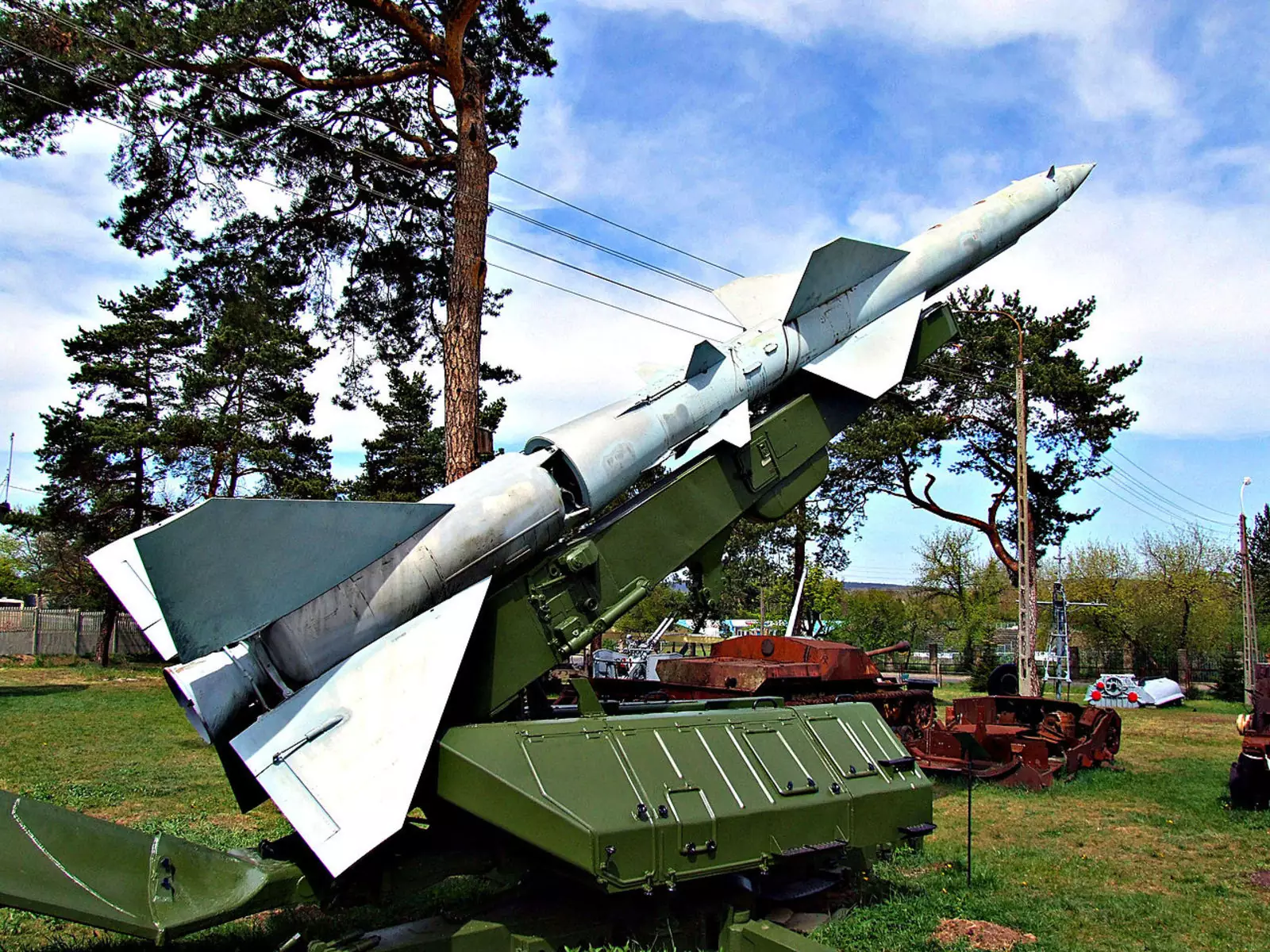 Пусковая установка СМ-90 с ракетой С-75