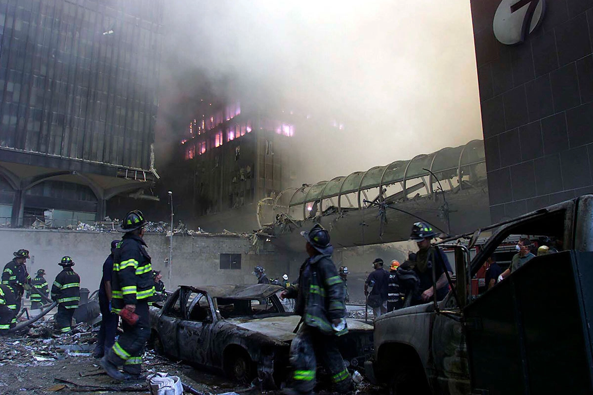 Пожарные на месте теракта в Нью-Йорке