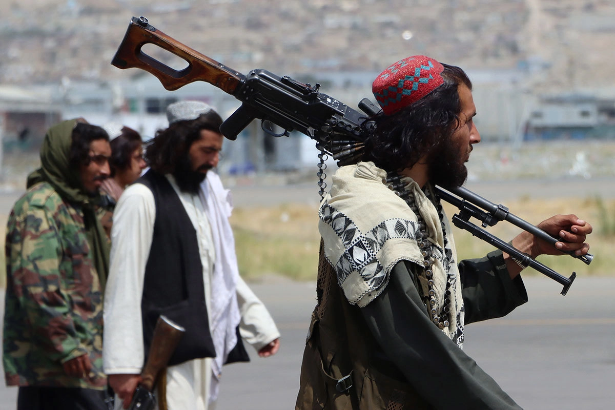 боевики "Талибана" (движение запрещено в РФ) в аэропорту имени Хамида Карзая в Кабуле после того, как последний американский самолет покинул страну
