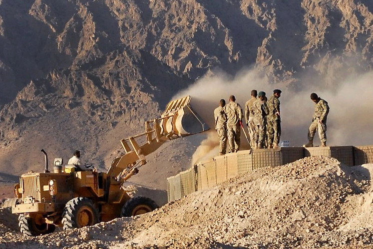 1-й батальон 24-го пехотного полка, солдаты роты "C" и войска Афганской национальной армии строят периметр контрольно-пропускного пункта в провинции Забул.