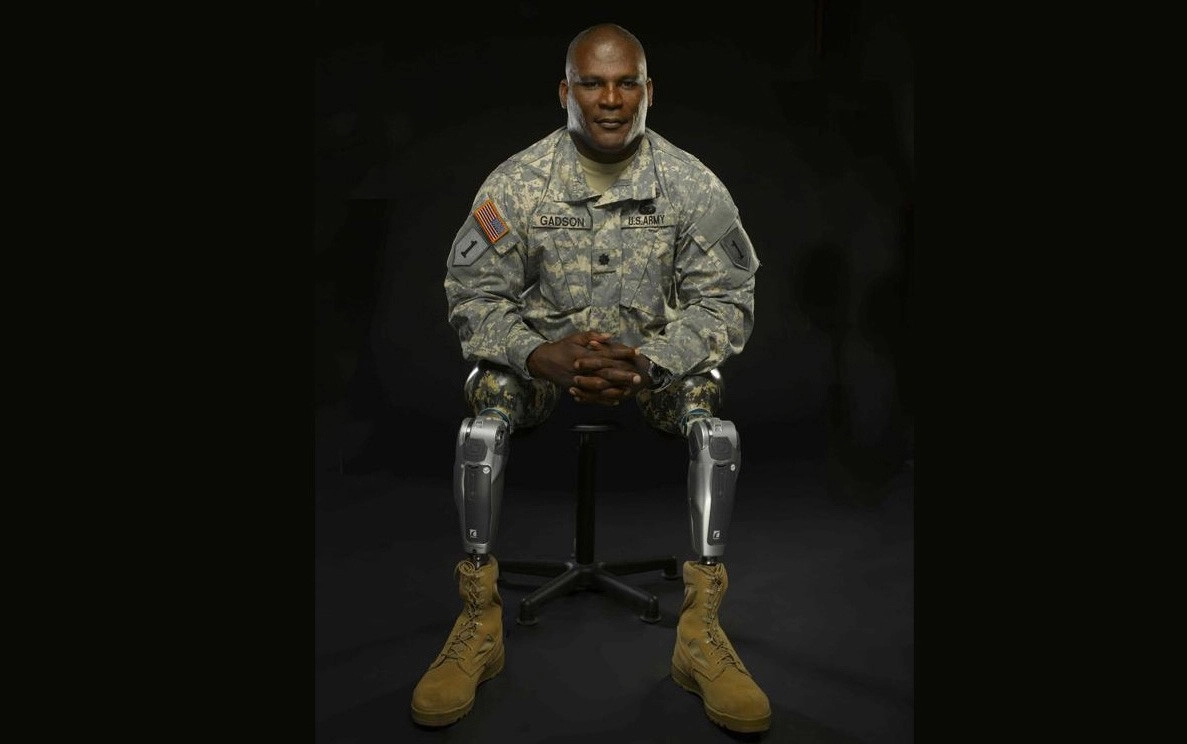 Подполковник Грегори Д. Гадсон - директор программы армии США для раненых Woonded Warrior. выпускник Вест-Пойнт, потерял обе ноги в результате взрыва бомбы на обочине дороги в Ираке в 2007 году. 