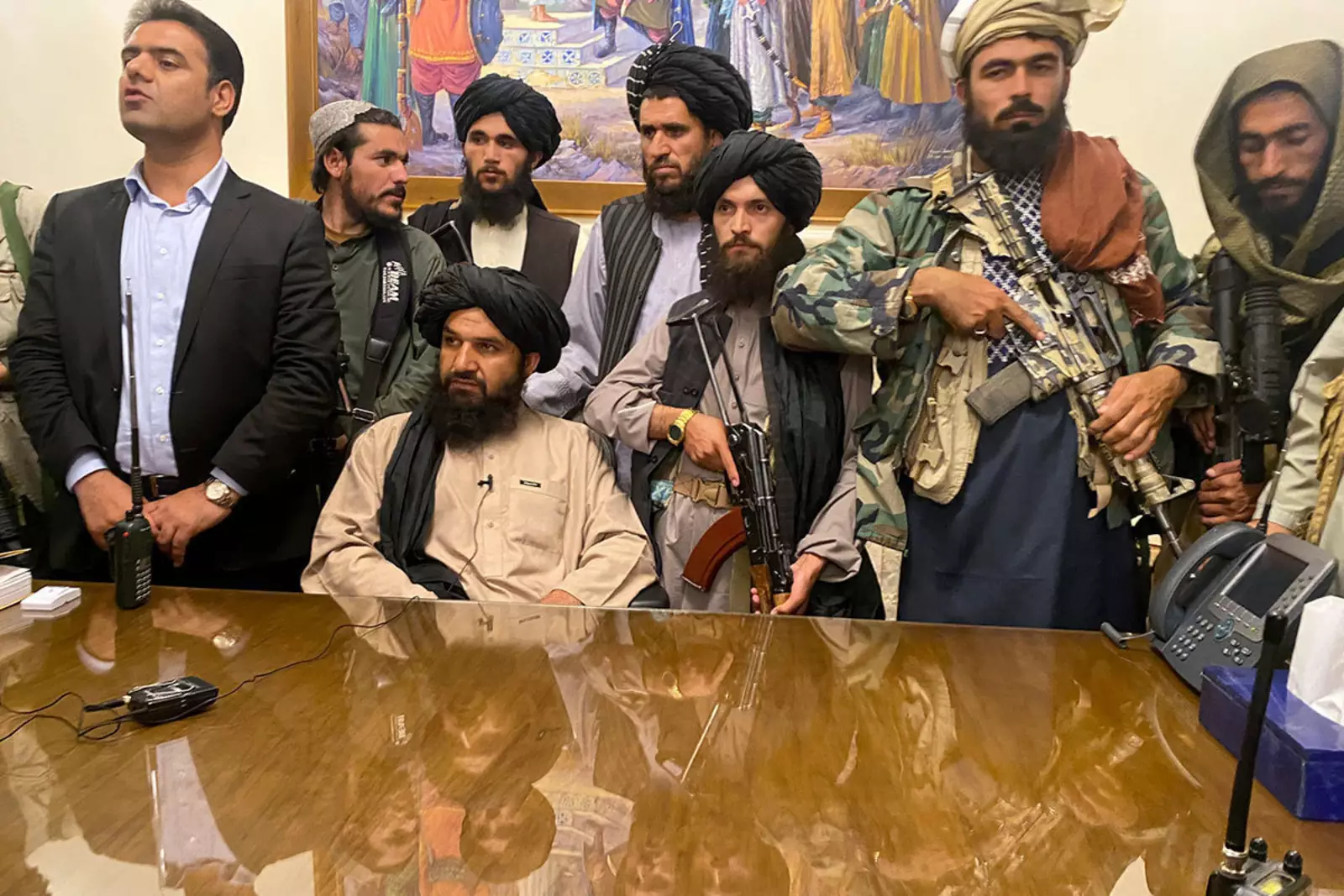  Талибы* в президентском дворце в Кабуле. 