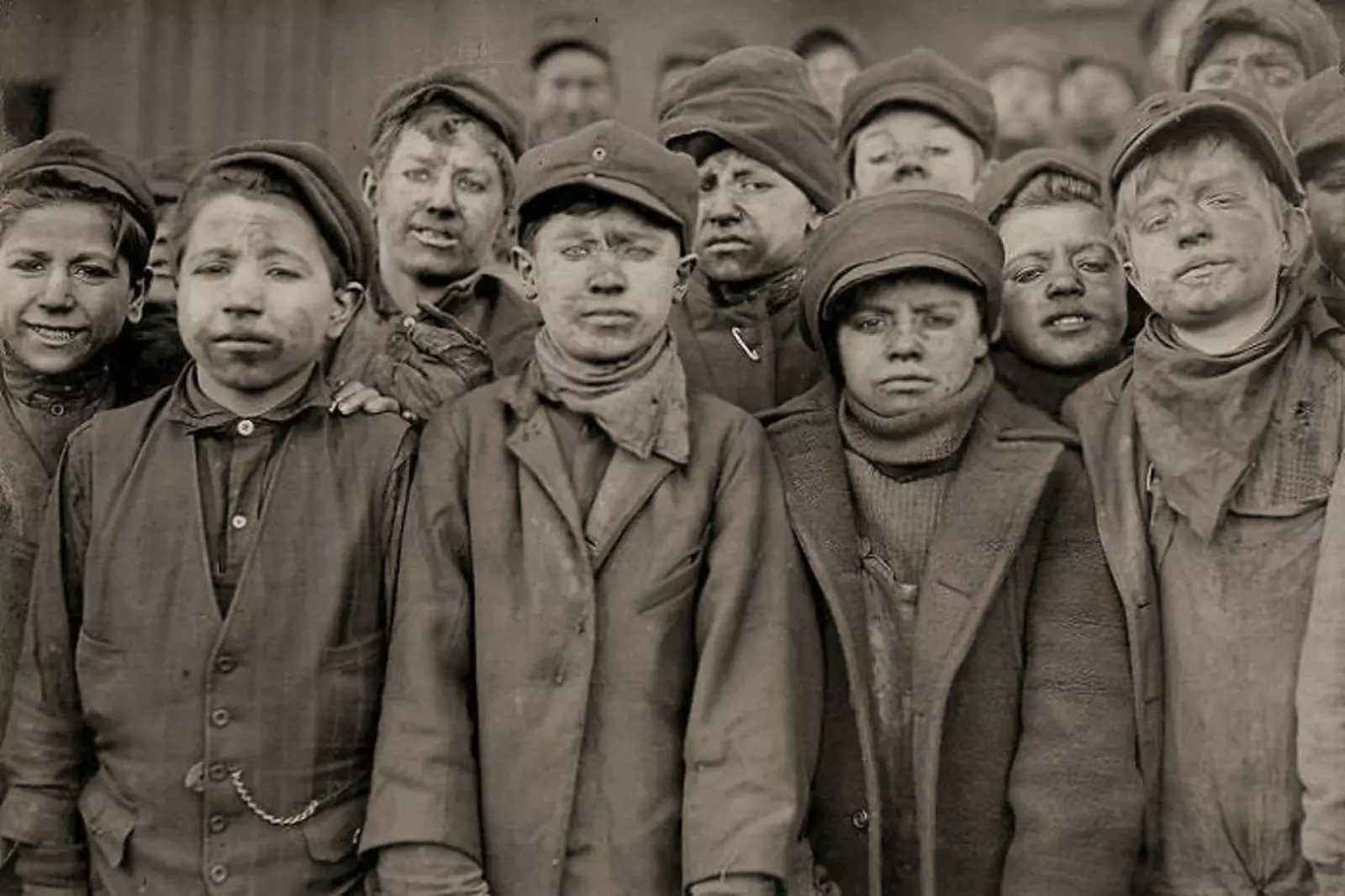 Дети после работы в шахте. 