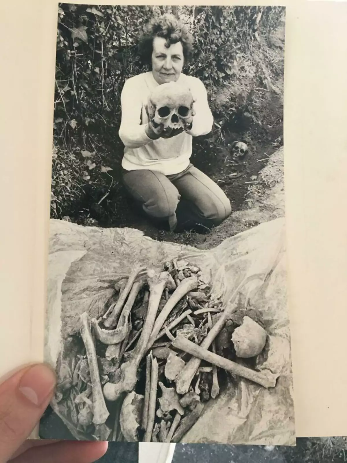 Фото моей тети с останками людей, которые она случайно нашла у себя в саду. 