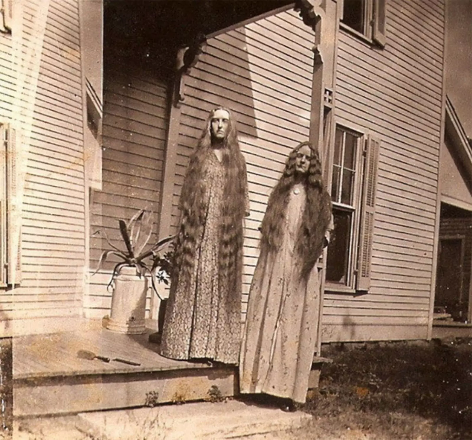 Фото двух женщин с длинными волосами. 