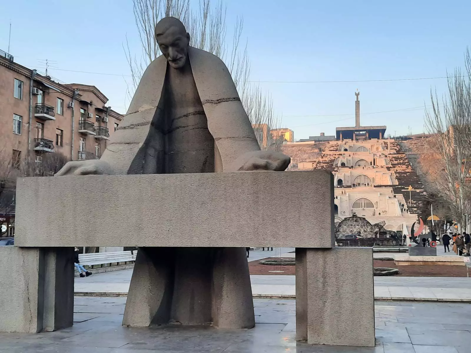 Памятник знаменитому архитектору Таманяну у основания Каскада.