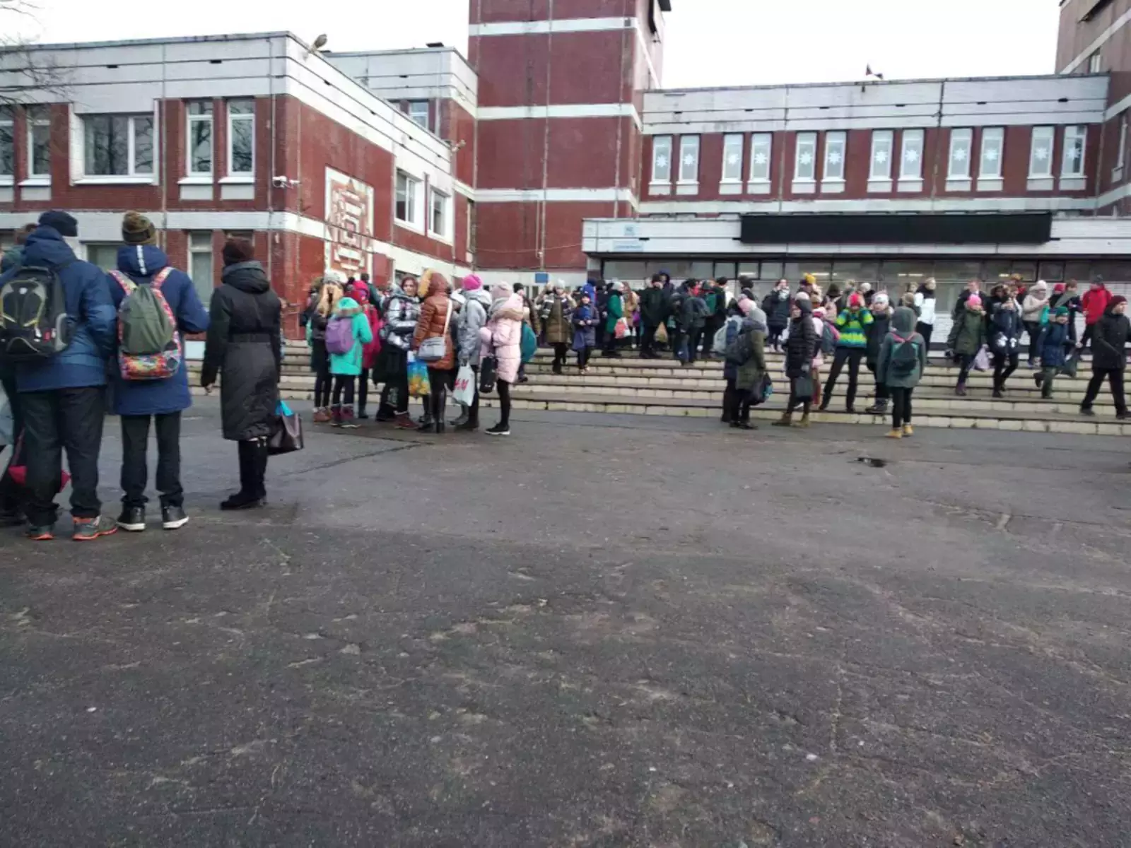 Эвакуация в школе. В красноярске эвакуируют школы. Эвакуировали школу сегодня. Эвакуировали школу сегодня. 23 школа балашиха эвакуировали.