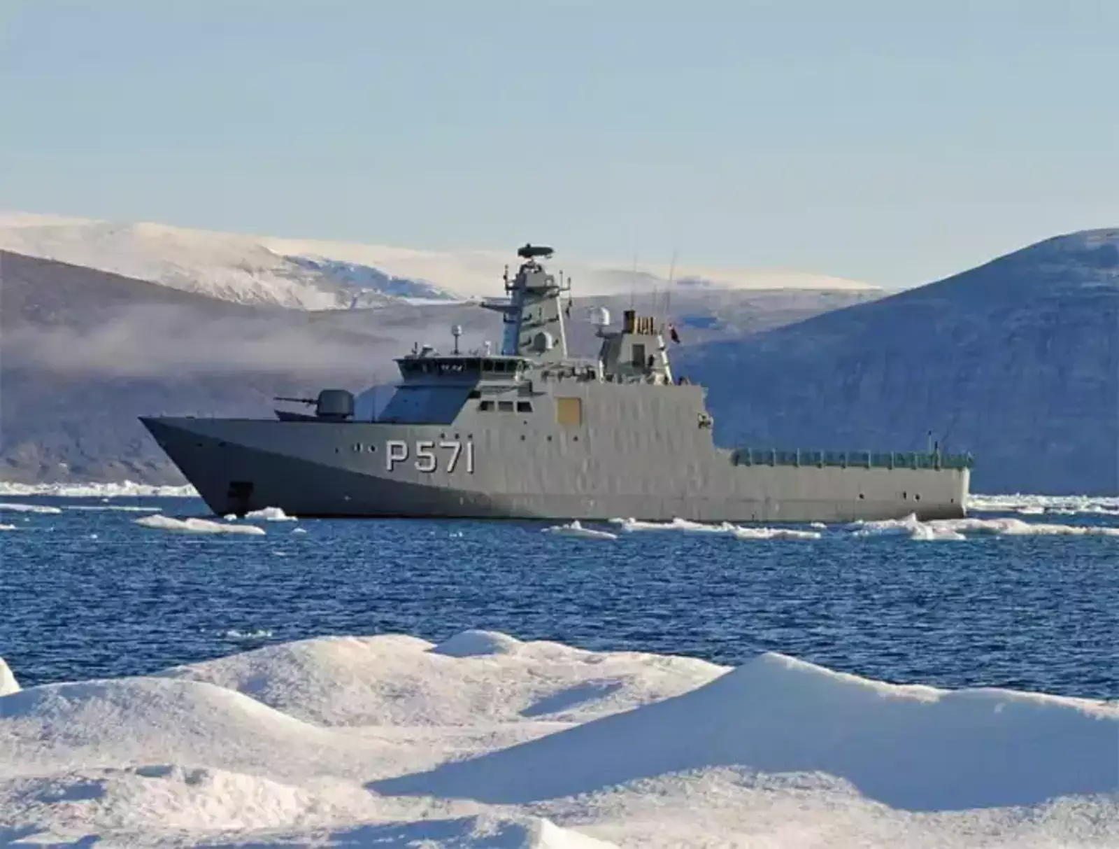 HDMS Knud Rasmussen (P570) показан в проливе Нэрс во время учений с береговой охраной США, 23 августа 2011 г. HDMS Knud Rasmussen (P570) показан в проливе Нэрс во время учений с береговой охраной США, 23 августа 2011 г.