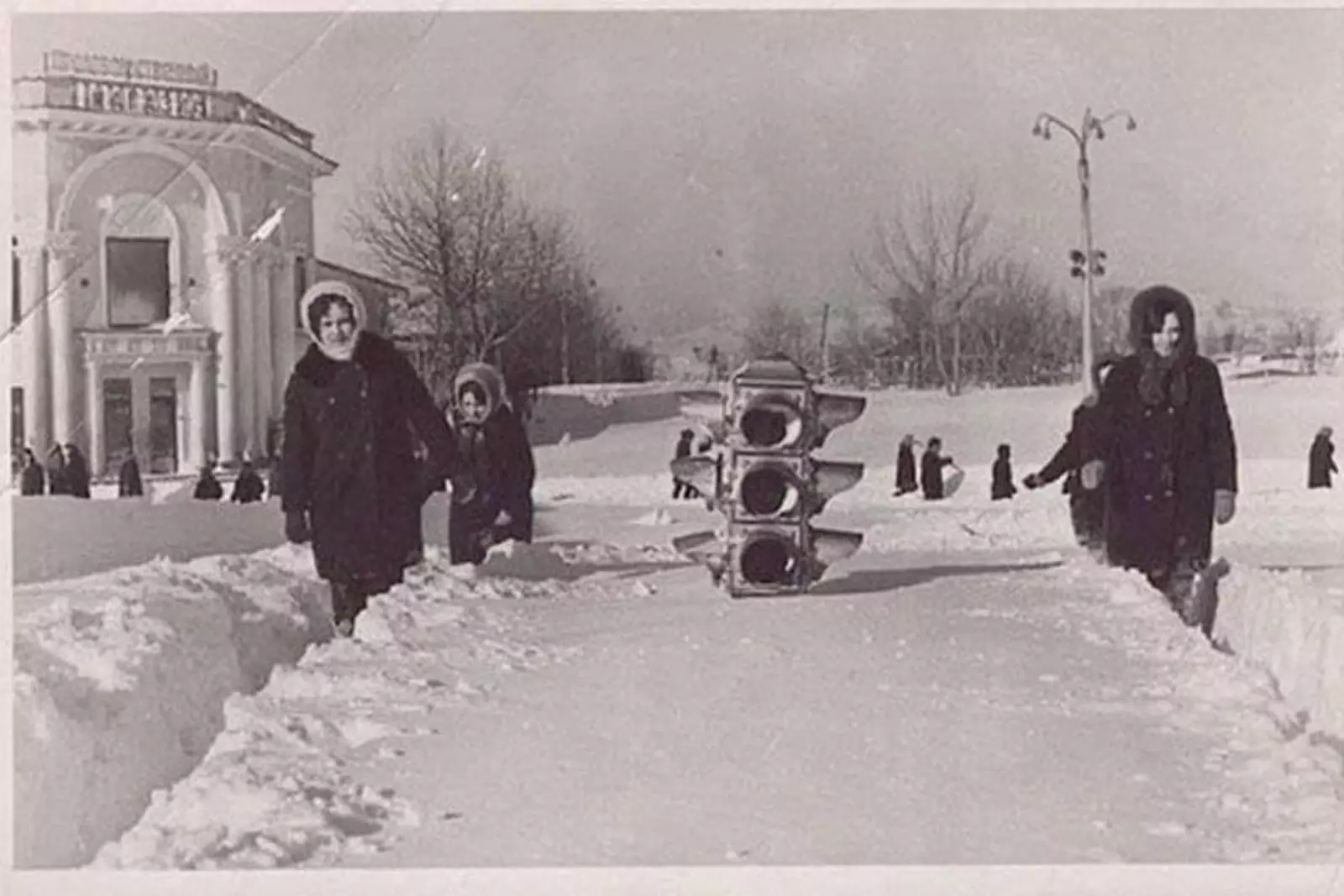 Фото зимы в Южно-Сахалинске 1970-х годов. Публикатор утверждает, что таких масштабов нынешний снегопад еще не достиг.