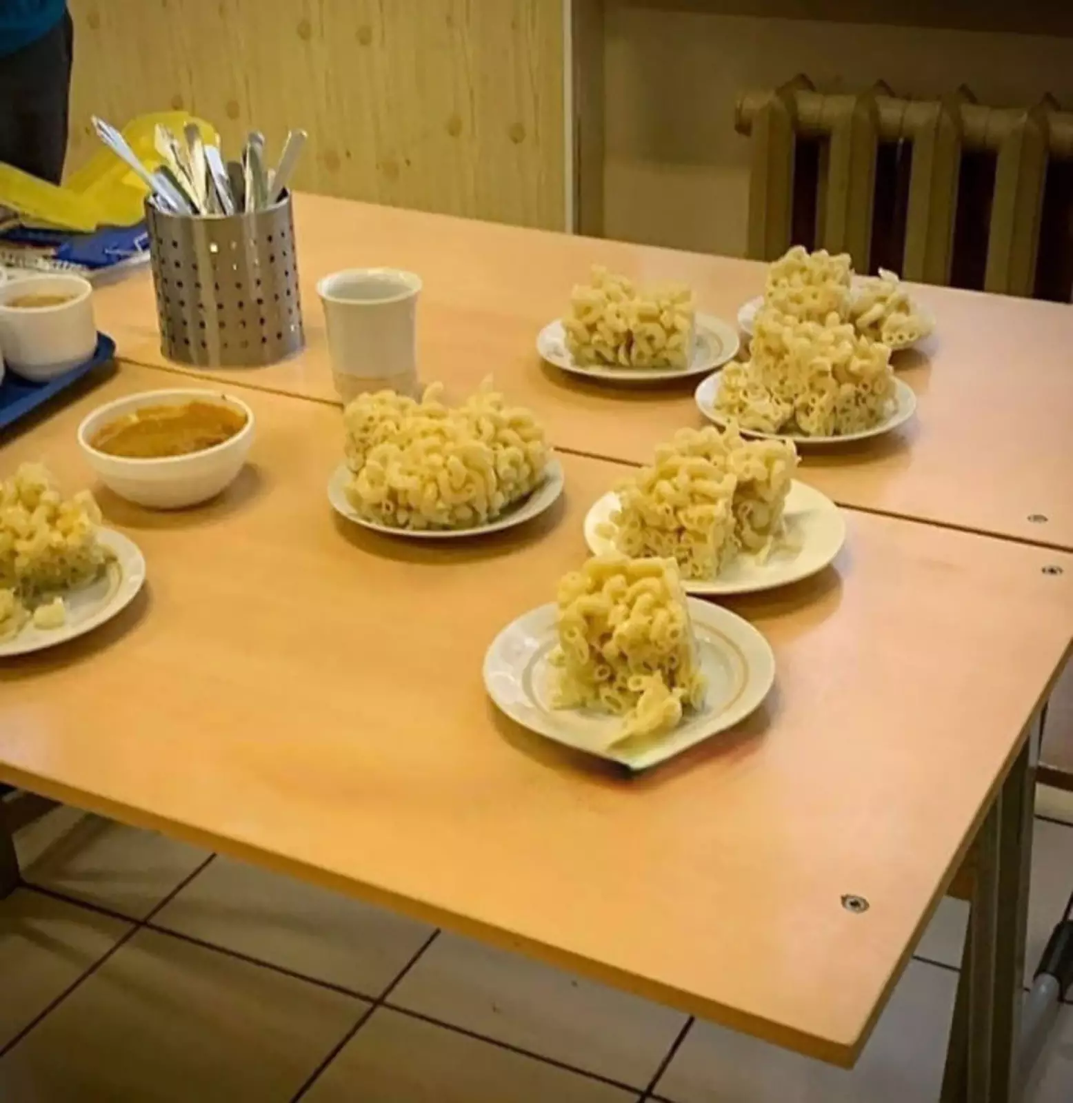 Еда в одной из московских школ.