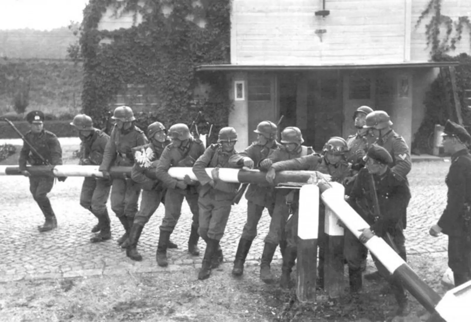 Немецкие солдаты ломают польский приграничный шлагбаум. Вторая мировая. 1939 г.