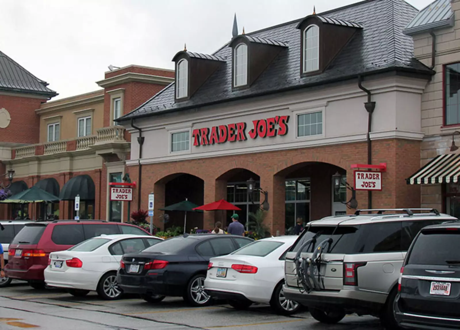 Некоторые сети магазинов специально отводят малое место под парковку у своих точек. Это позволяет создать иллюзию того, что в этих магазинах всегда не продохнуть от покупателей.