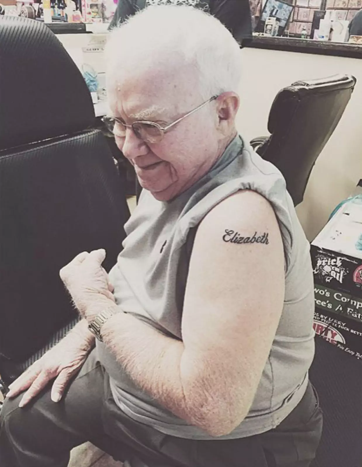Дедушка сделал тату с именем своей покойной супруги.
