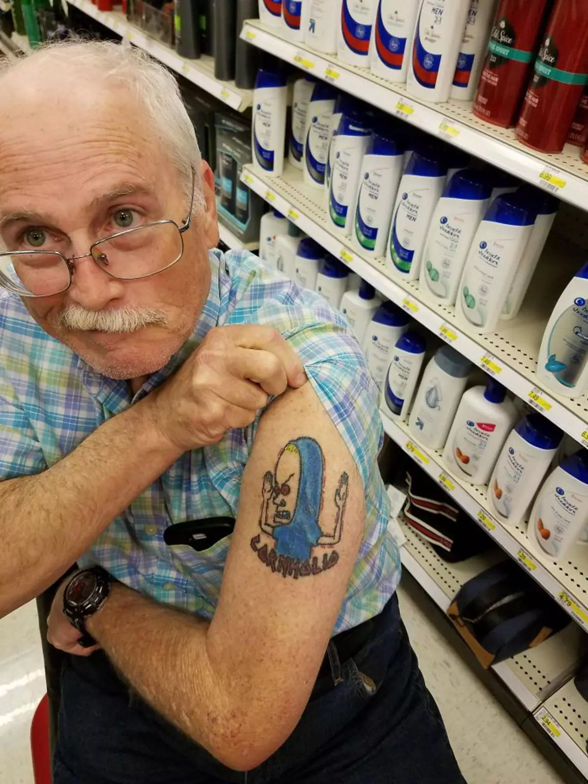 Встретил в супермаркете этого мужчину, ему 75 лет.