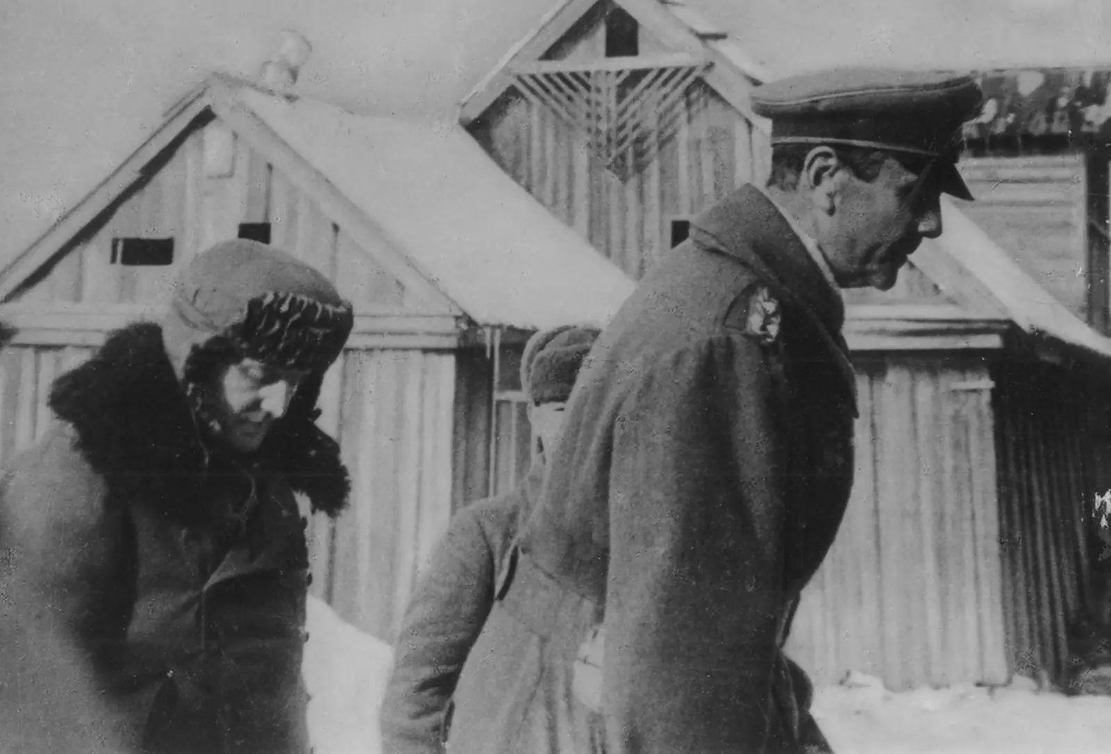 Пленного генерал-фельдмаршала Паулюса и его адъютанта конвоируют в штаб 64-й армии. 31 января 1943 года.