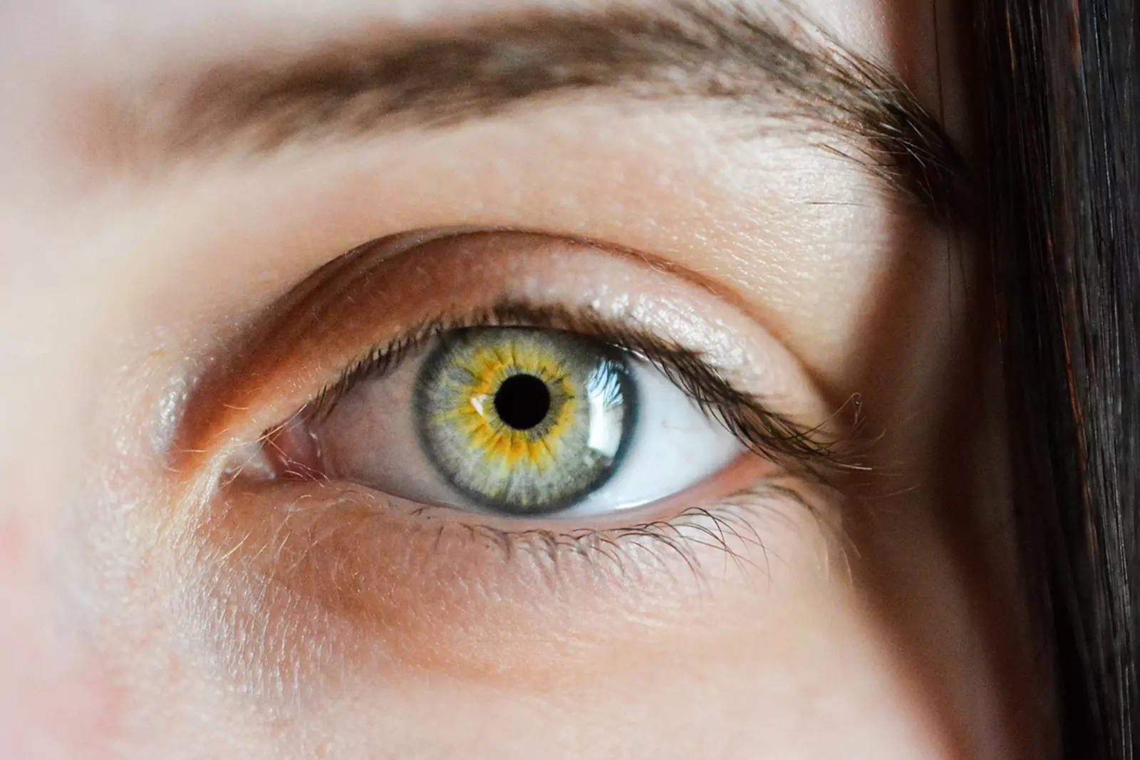 Пелена на глазах какие. Желтые глаза. Человеческий глаз. Янтарные глаза. Жёлто-зелёный цвет глаз.