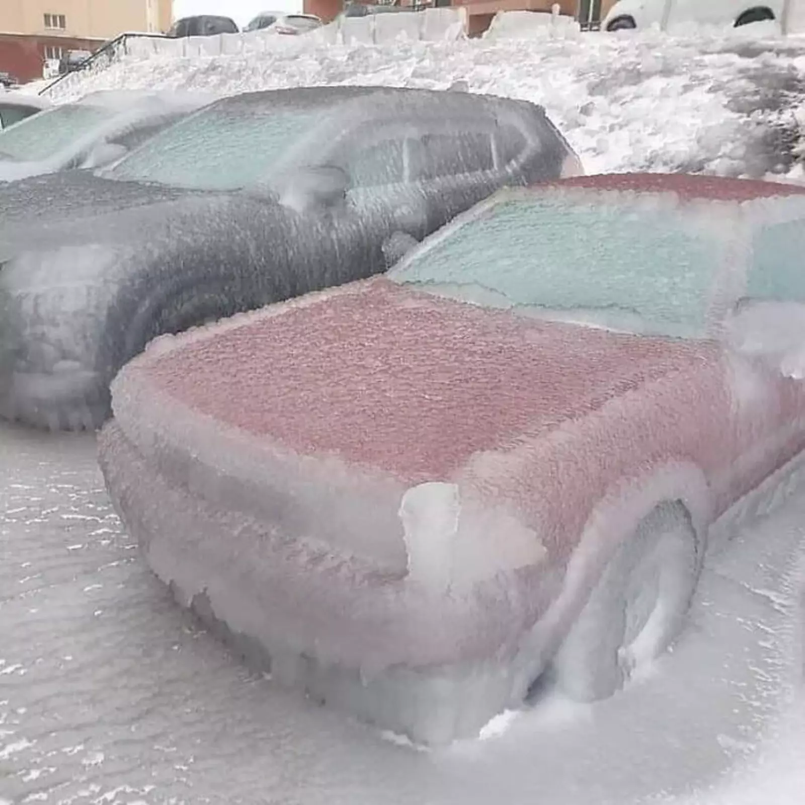 Автомобили после ледяного дождя во Владивостоке.
