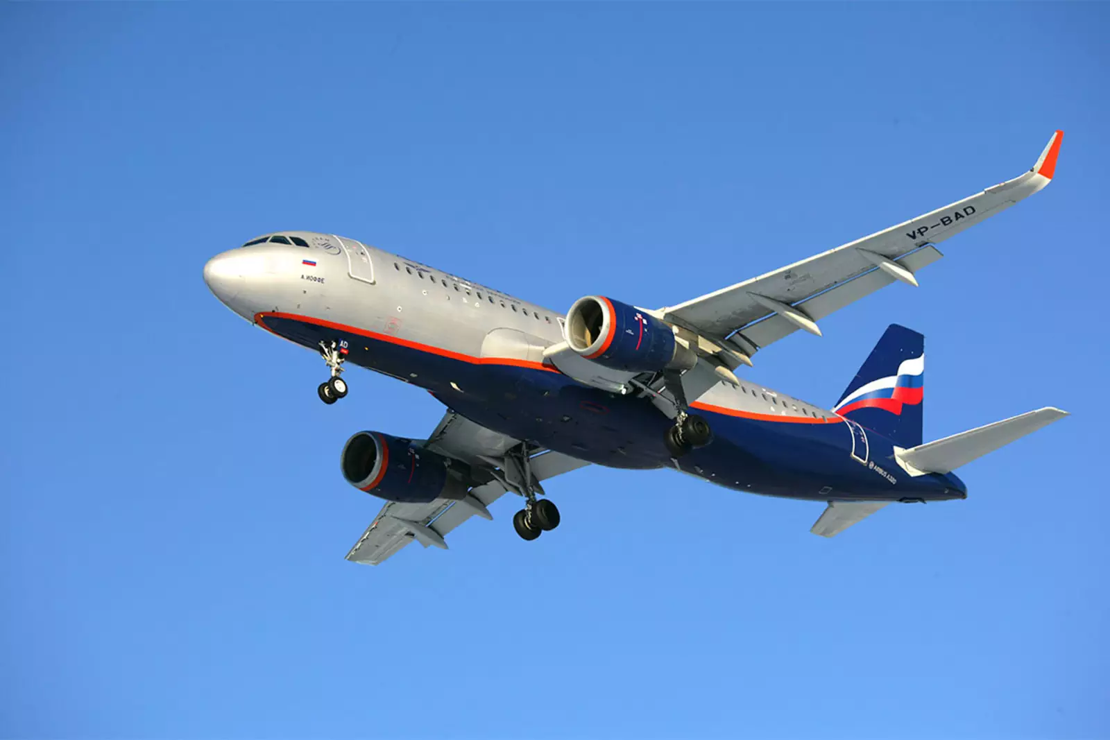 Пассажирский самолет Airbus A320-214 (VP-BAD) «А. Иоффе» (Александр Иоффе) авиакомпании «Аэрофлот» во время посадки в аэропорту Шереметьево.
