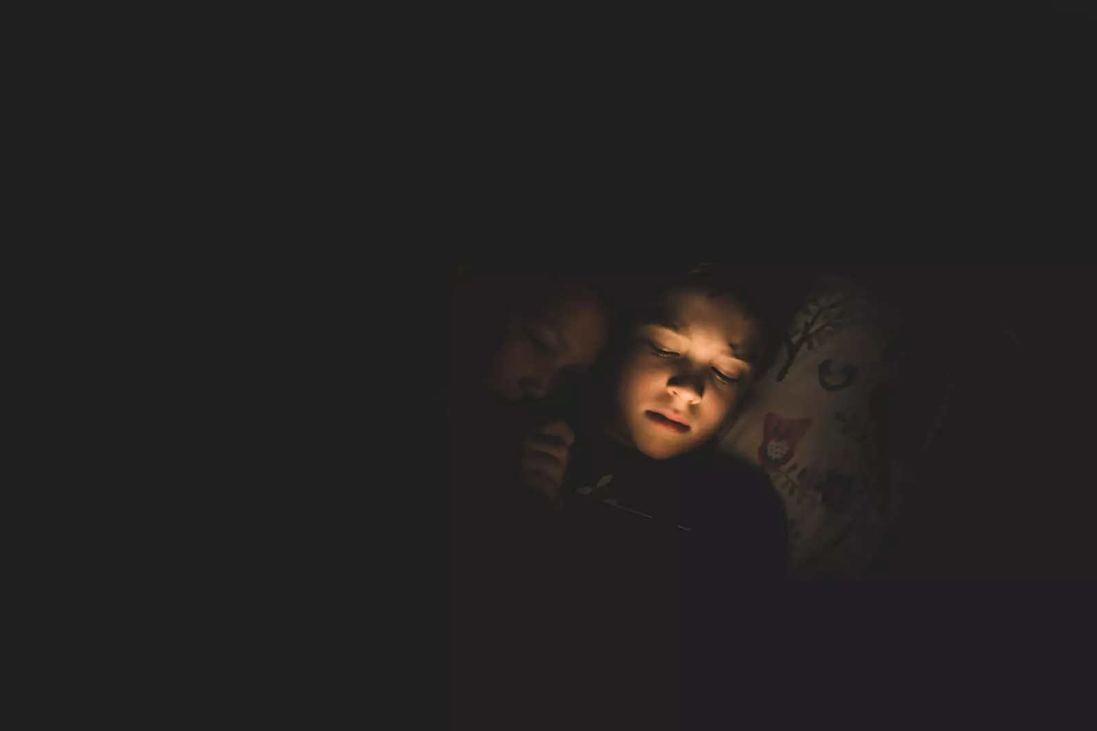 Даже незначительное воздействие света может нарушить сон дошкольника.