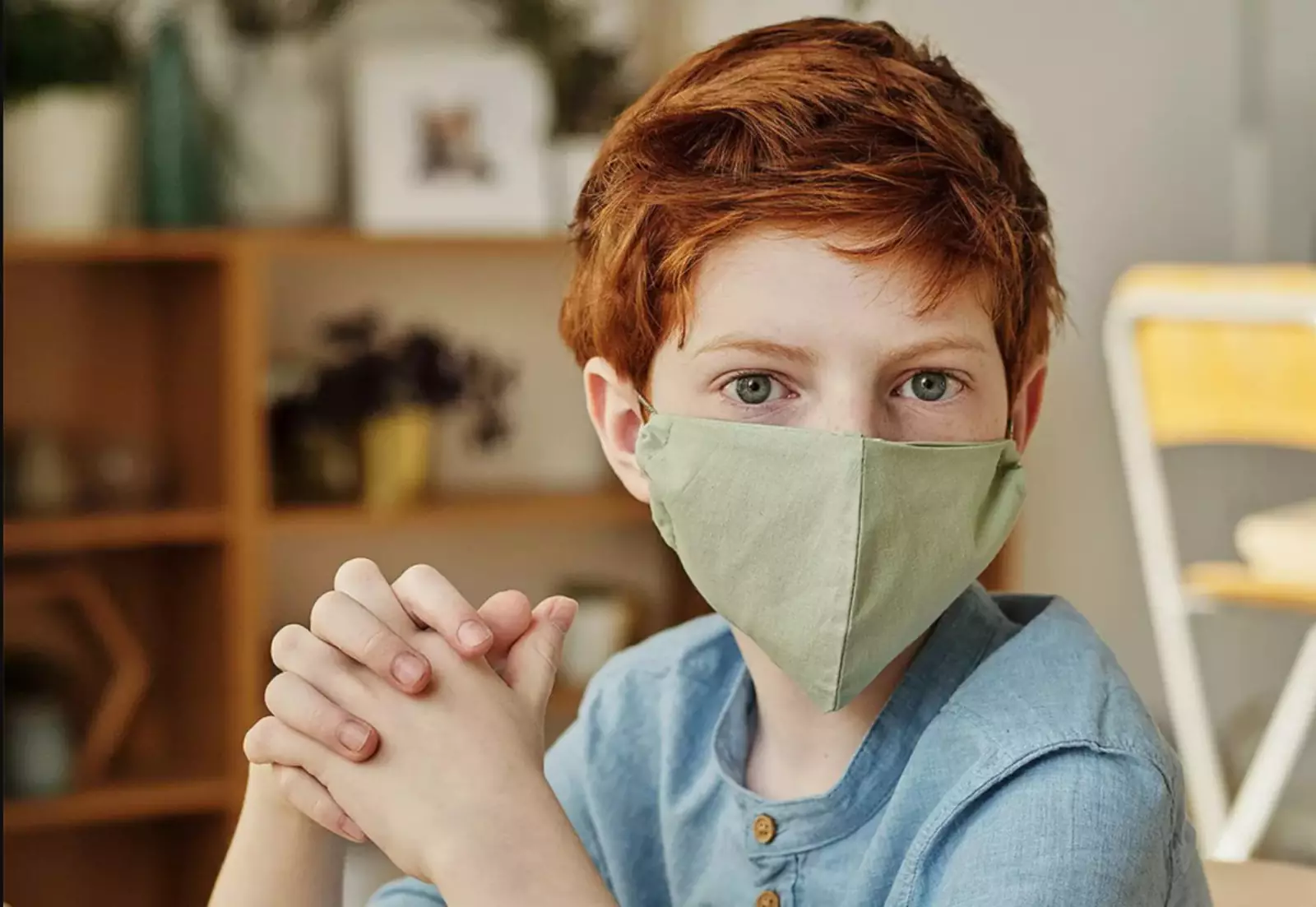 Ребенок в маске