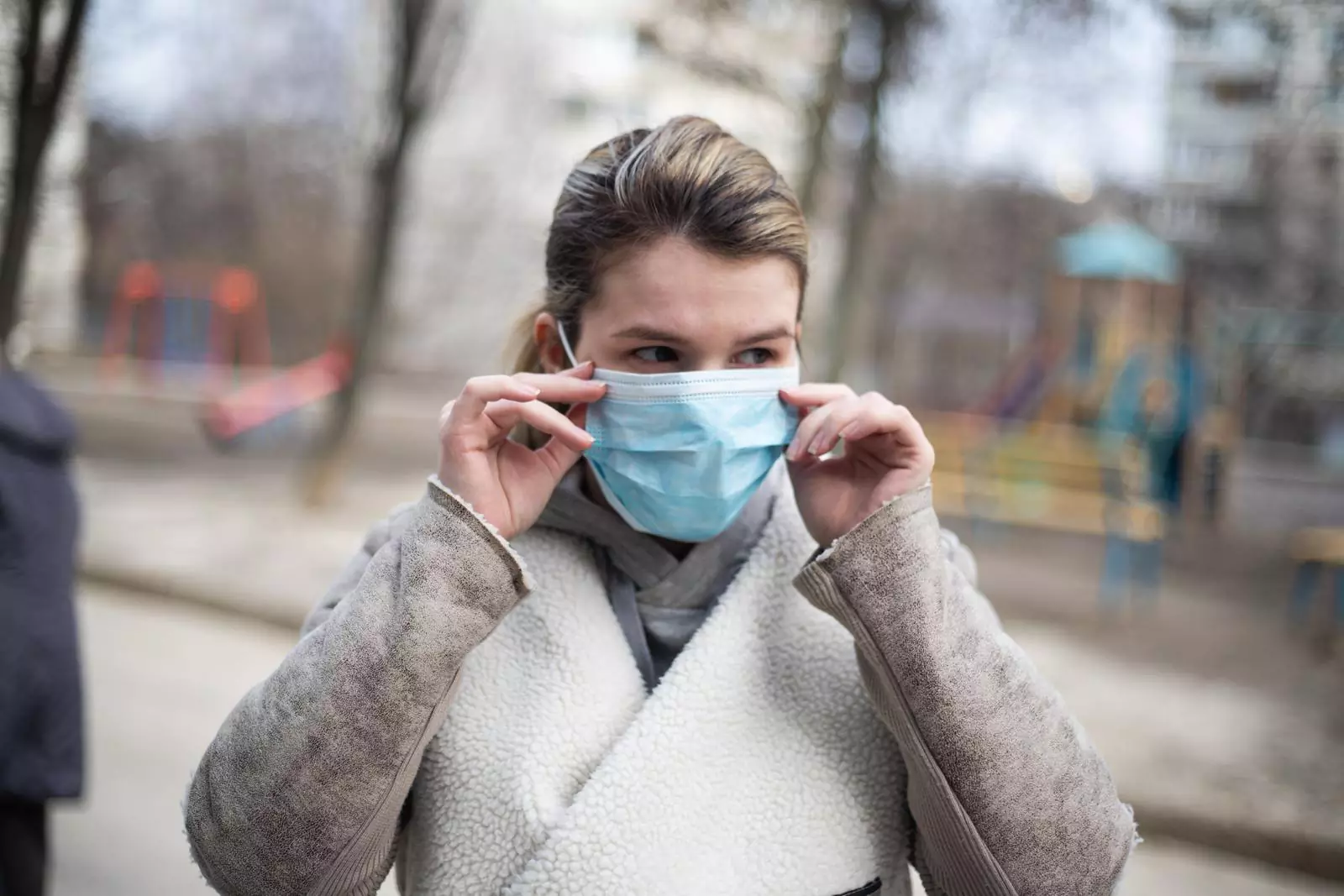 Девушка в маске в период пандемии 