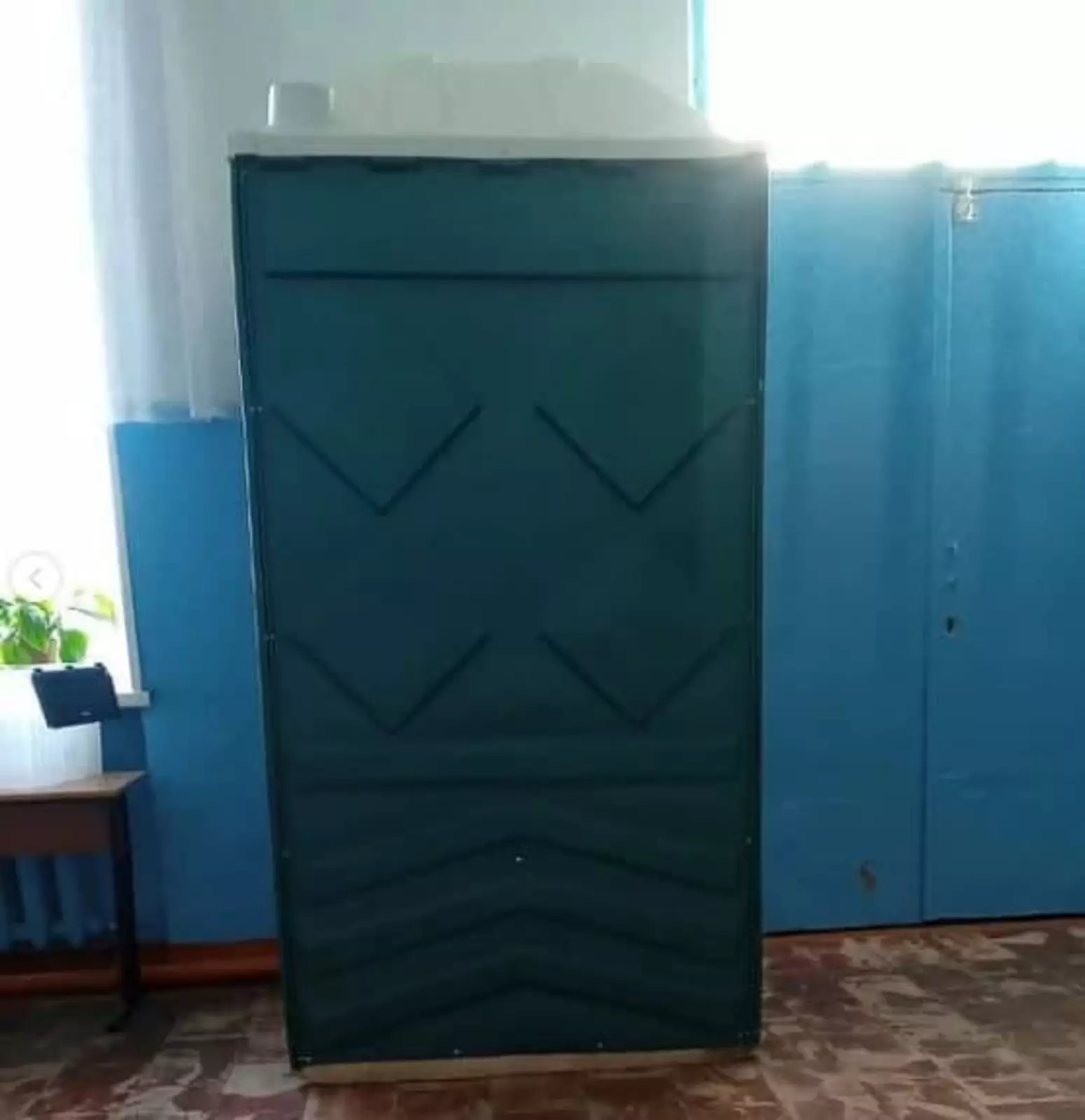 Туалет в коридоре школы