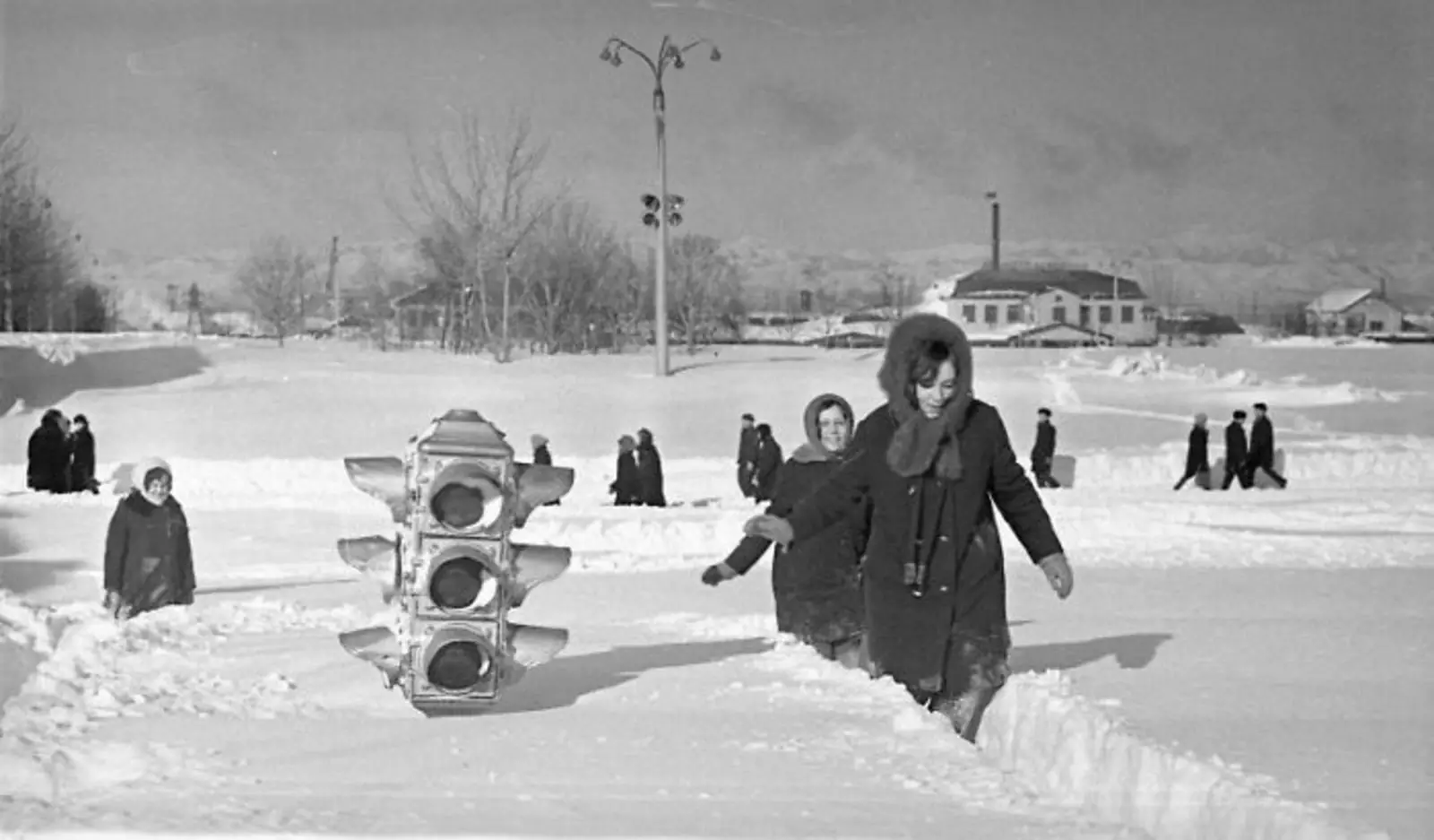 Сугробы в Южно-Сахалинске. Фото Юрия Садовникова, 1968 г.