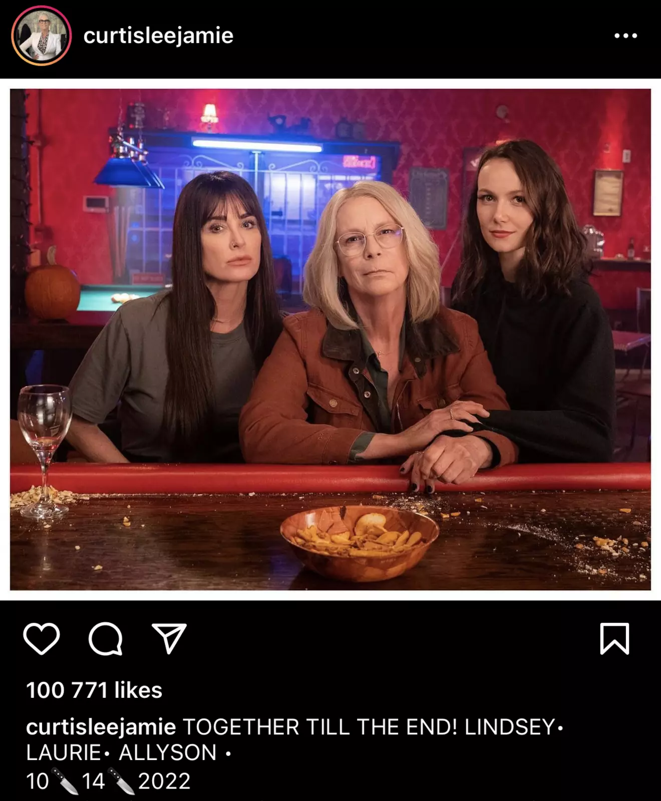 Подпись гласит: "Вместе до самого конца! Линдси - Лори - Элисон" и дата американской премьеры третьего "Хэллоуина" - 14 октября 2022 года.