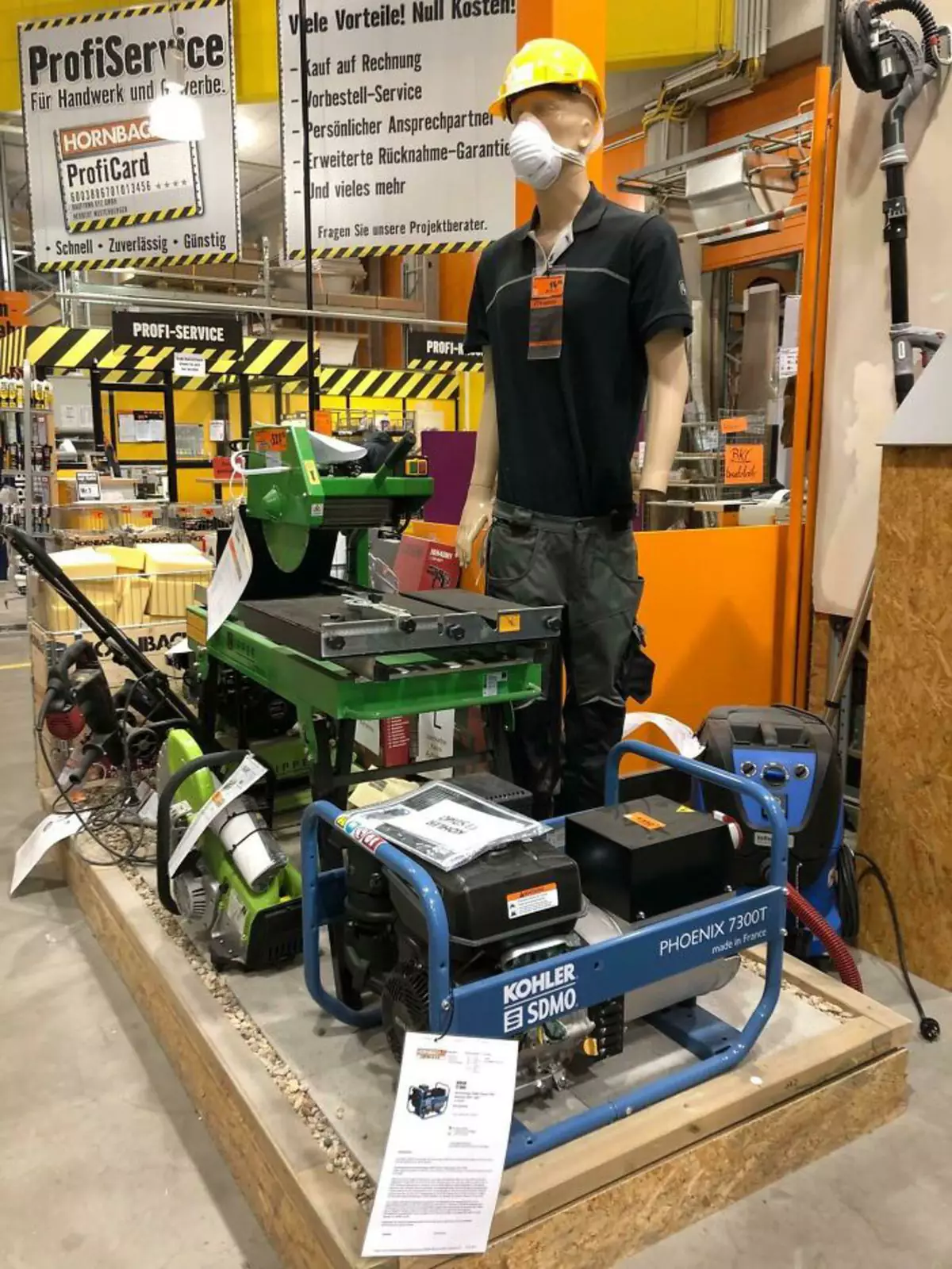 Интересный выбор манекена для рекламы настольной пилы. Интересный выбор манекена для рекламы настольной пилы.