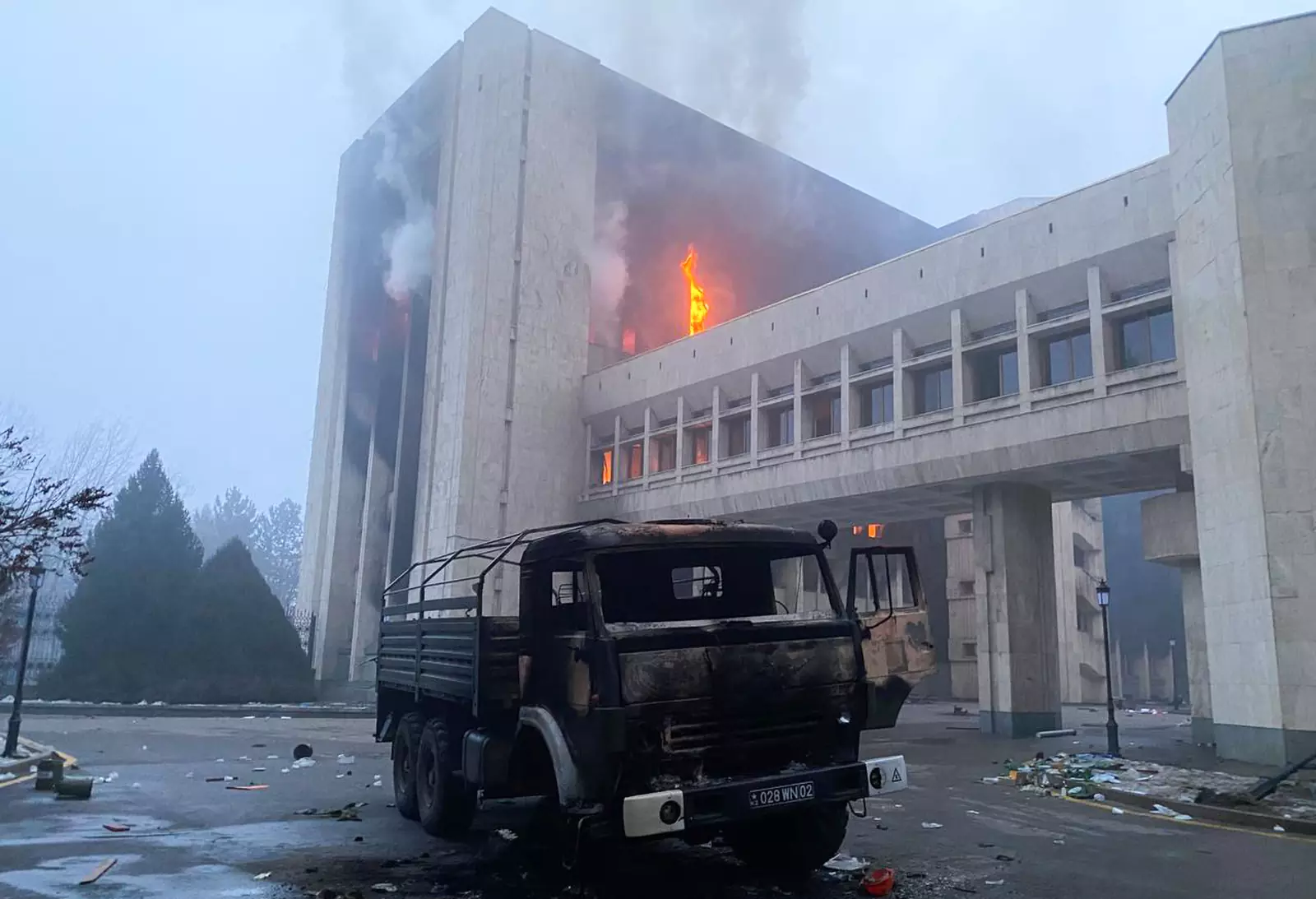 Казахстан. Алма-Ата. Сгоревший грузовой автомобиль возле здания мэрии (акимат). 