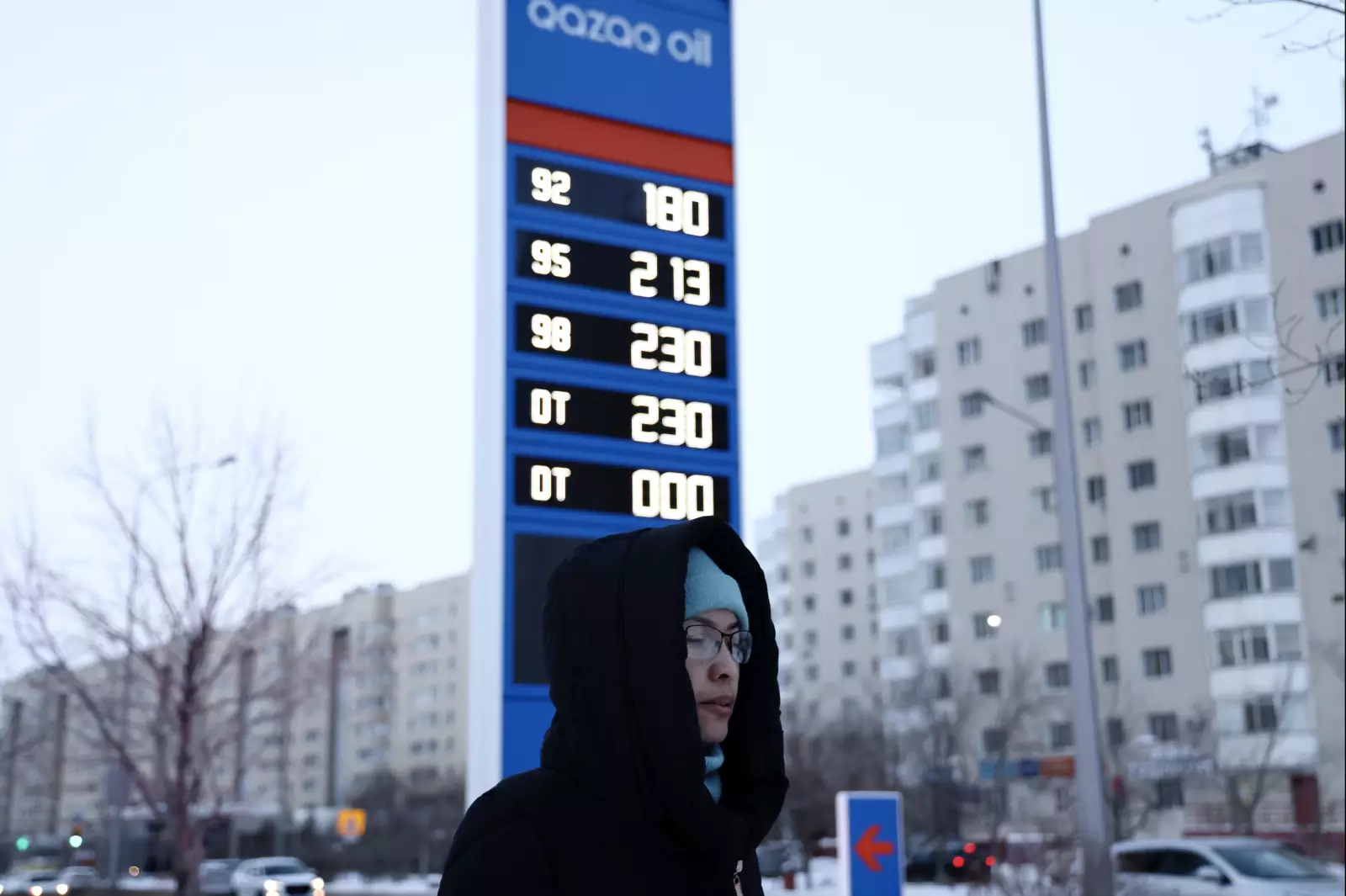 Житель Алма-Аты на фоне возрастающих цен на топливо