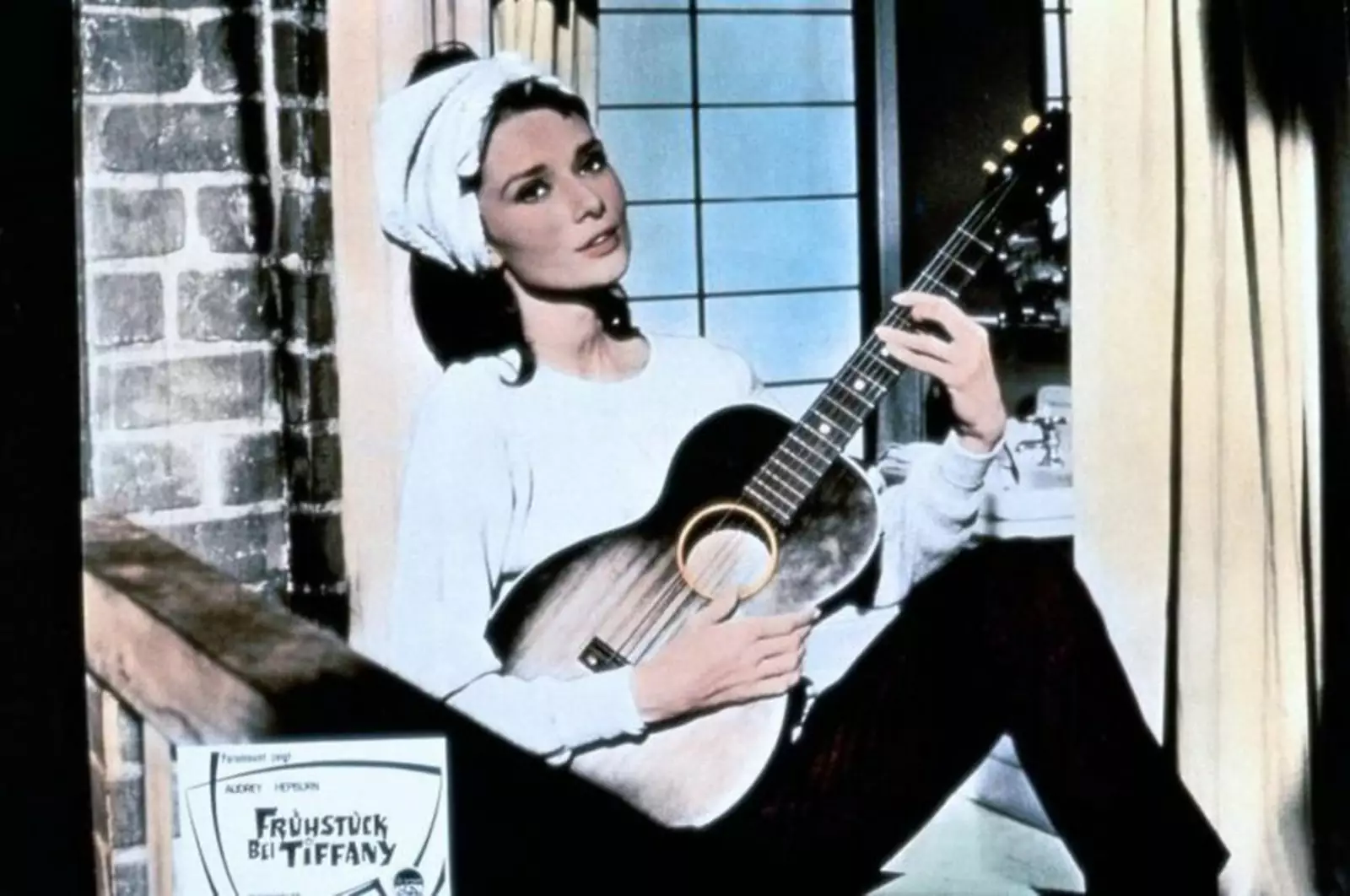 Одри Хепберн пять раз номинировали на "Оскар" (один раз она его всё же получила - в 1953-м за фильм "Римские каникулы"). Также она была настоящей модной иконой и музой Хьюберта де Живанши.