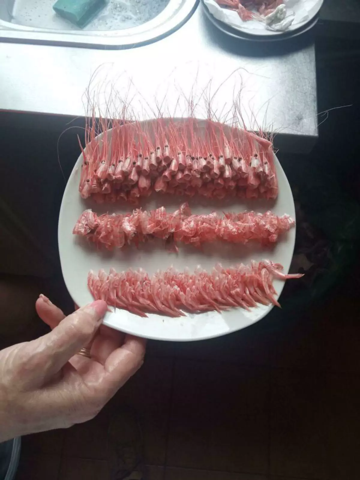 После заказа креветок покупатель вернул тарелку в таком виде. После заказа креветок покупатель вернул тарелку в таком виде.