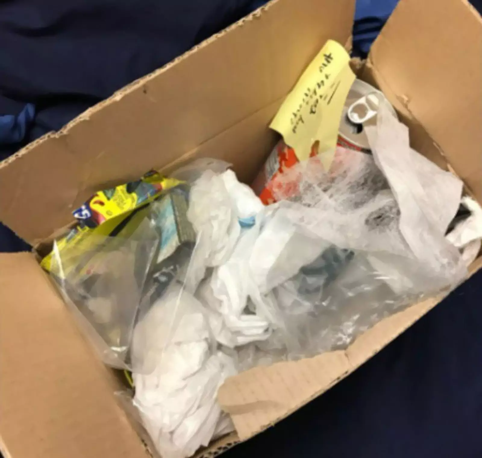 "Думал, что моя мама прислала мне посылку... но вместо этого она прислала мне коробку с мусором, которую я должен был вынести".