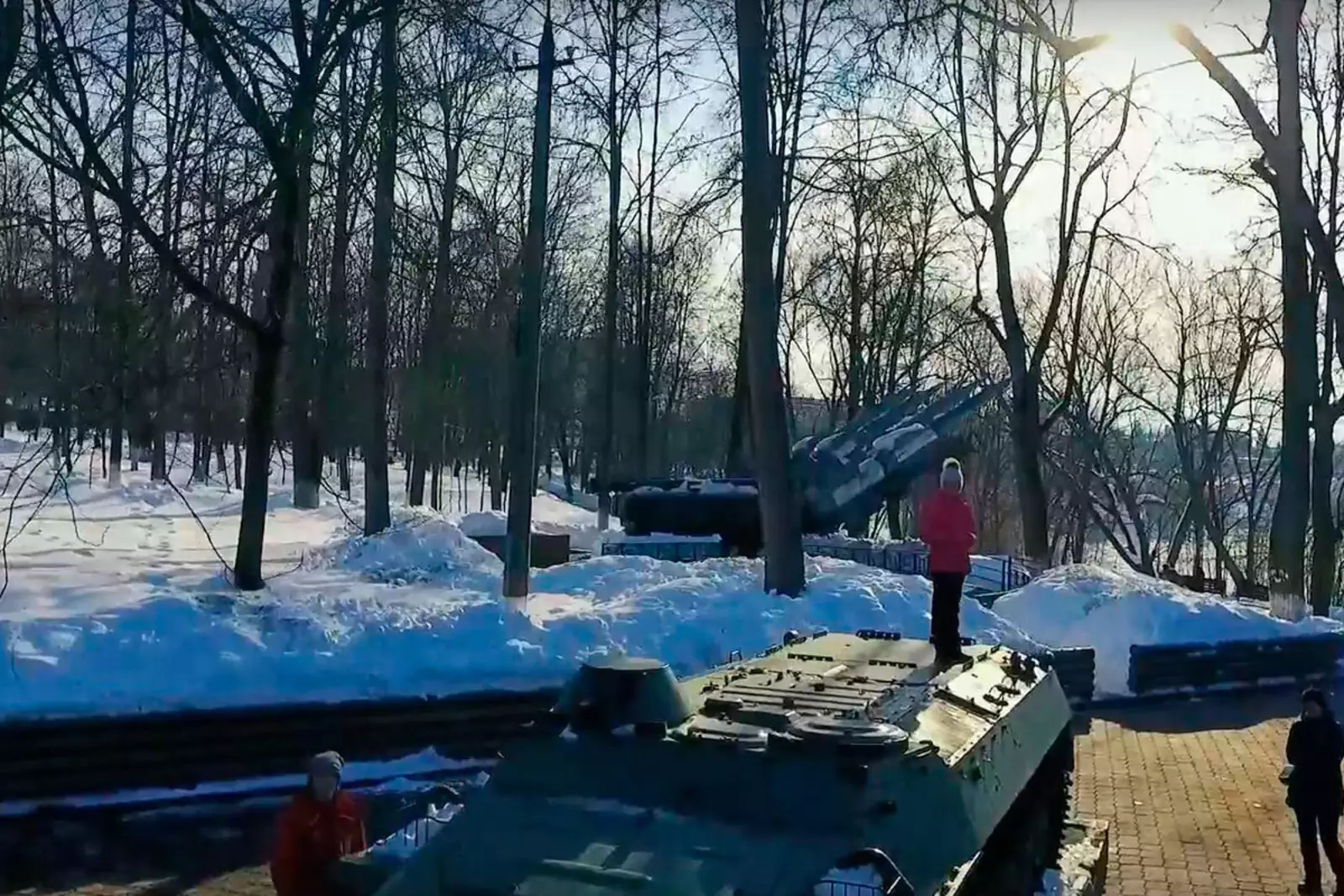 Образцы военной техники в раменском парке.