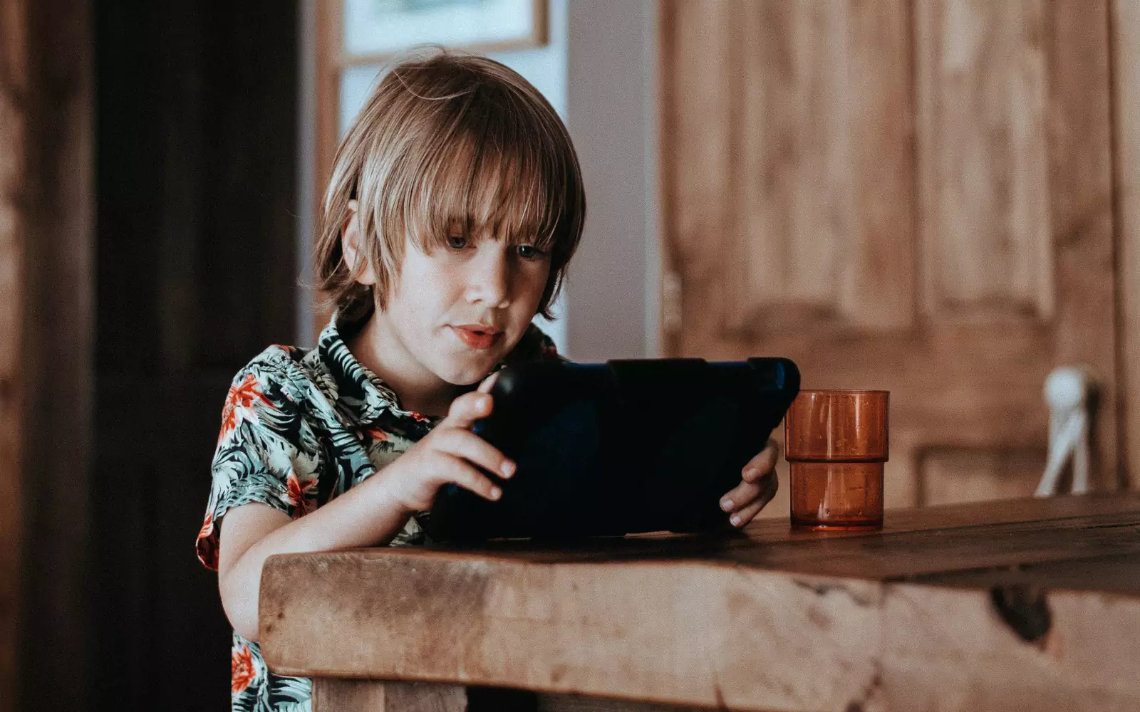 Ребенок с планшетом. Ребенок с планшетом.